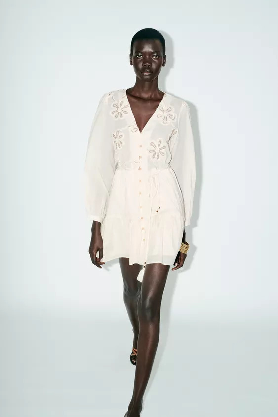 KLEID MIT STRUKTURMUSTER UND STICKEREI | Zara DE