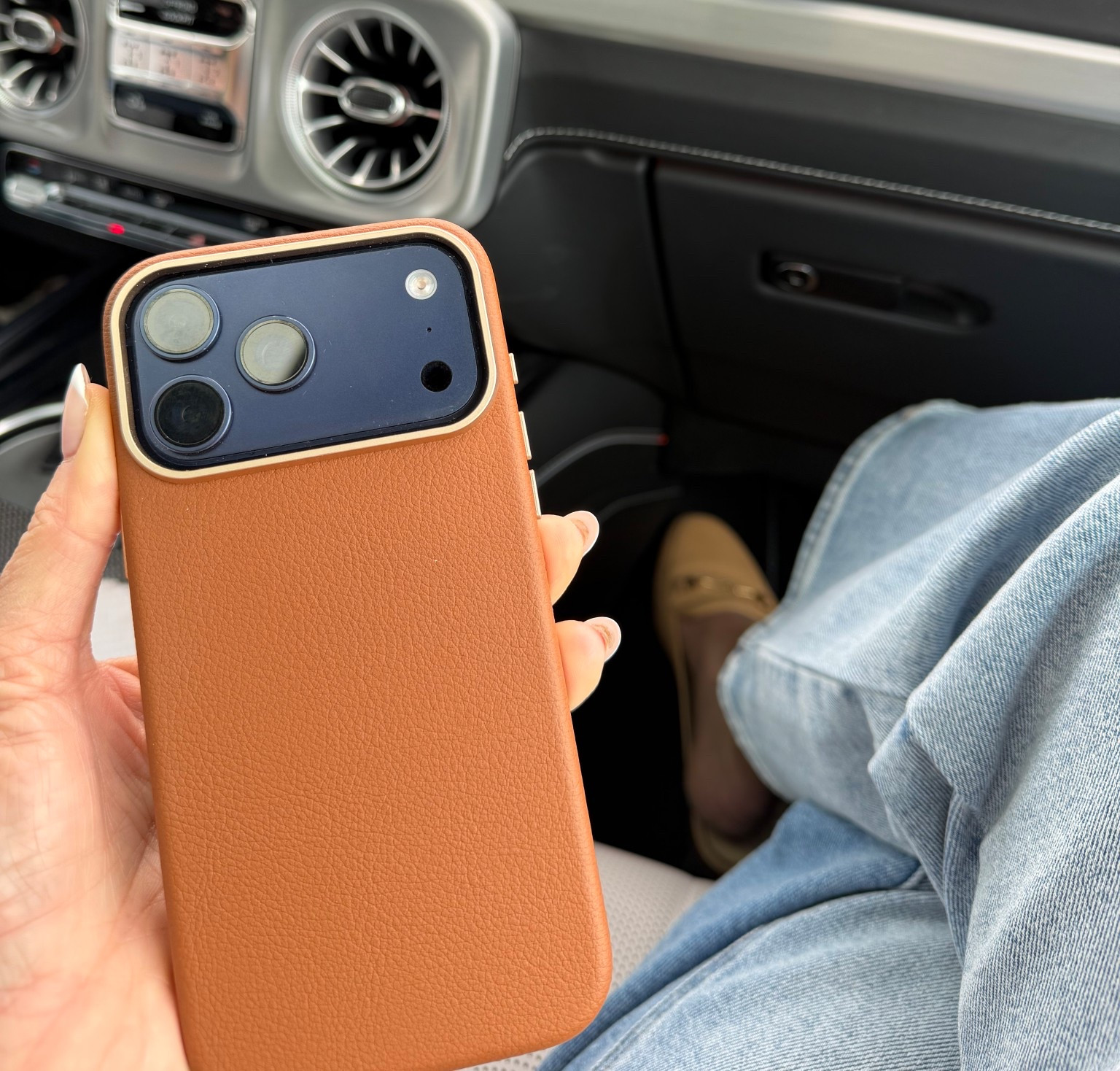 Love a new phone case! This color, feel and soft gold accent is perfection. I pro max 17 