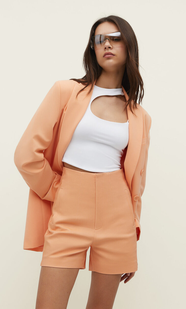 Short taille haute avec deux poches et fermeture Éclair. | Stradivarius (FR)