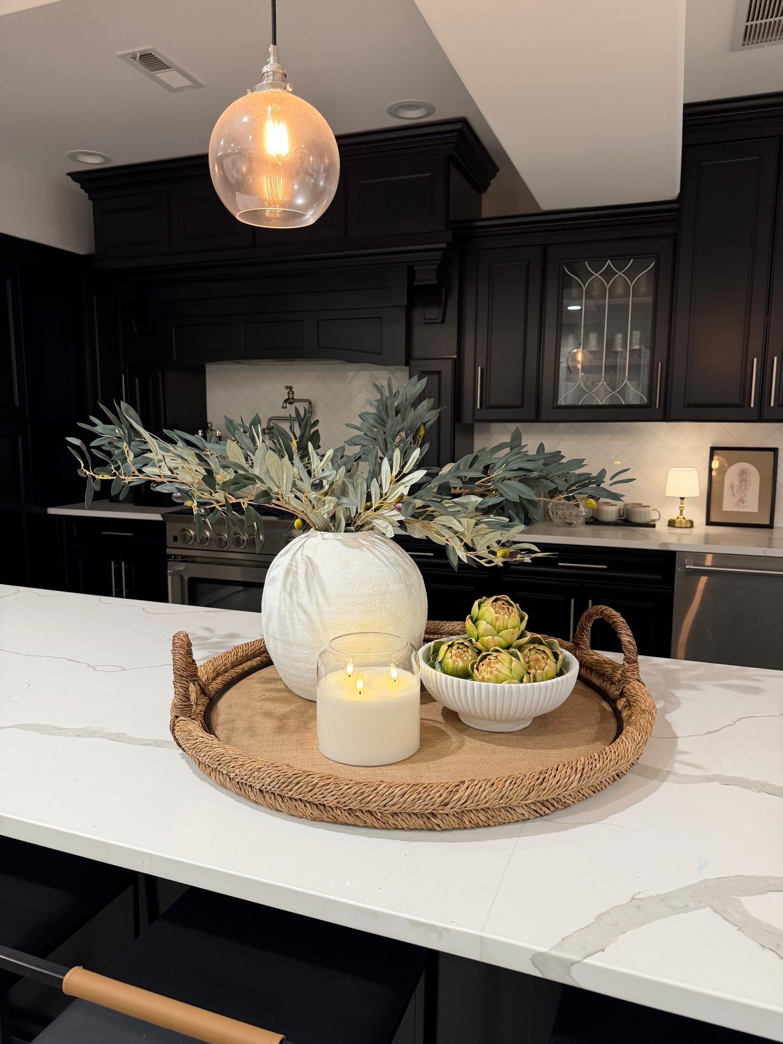If your kitchen island still feels empty… this is exactly what I’d add 🤍

A tray + one statement piece + something functional + a warm detail = instant upgrade

Everything linked here (including a similar tray) ✨

#LTKHome