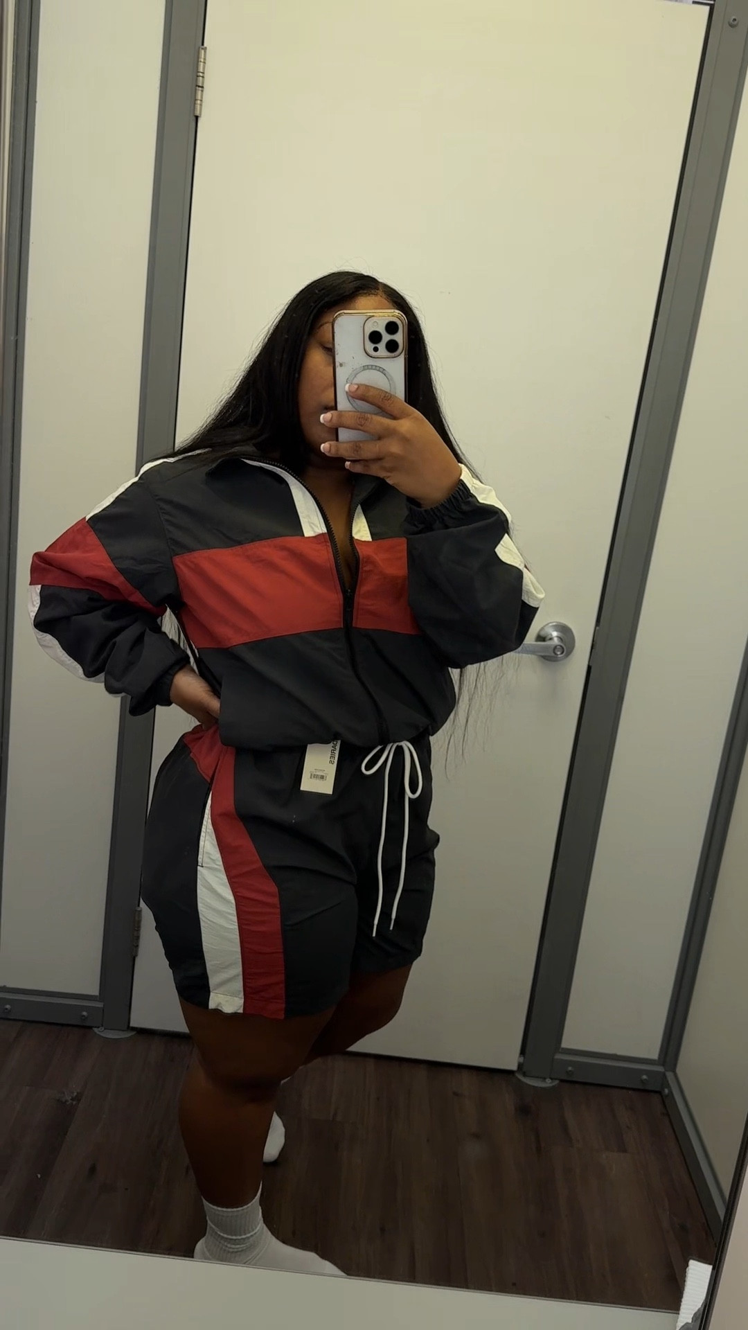 @Walmart it’s giving 90s 👌🏽 saw this in the men’s section and had to try on. #walmartfinds #walmart #curvyfashion #90s #springfashion 

Jacket-XXS (size down)
Shorts-XL  (upsize 2 if you are curvy)
It also comes in grey

