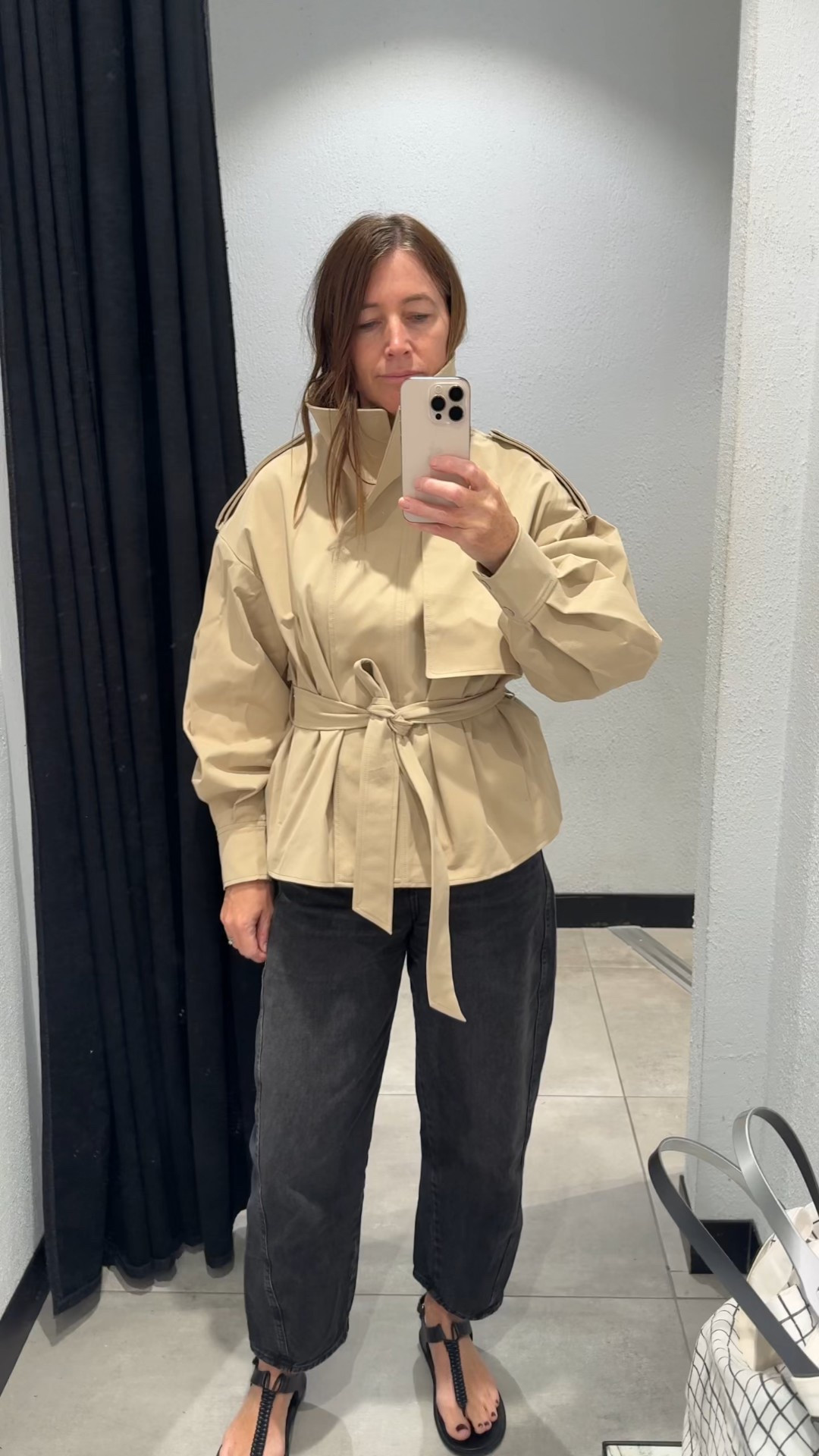 A decjuba try on. This cropped trench is amazing and also comes in khaki 🖤

The brown jeans are also a moment!

Wearing a size 10 in the trench and an 8 in the jeans. Shirt is a XS/S



#LTKjeans #LTKautumn #LTKaustralia