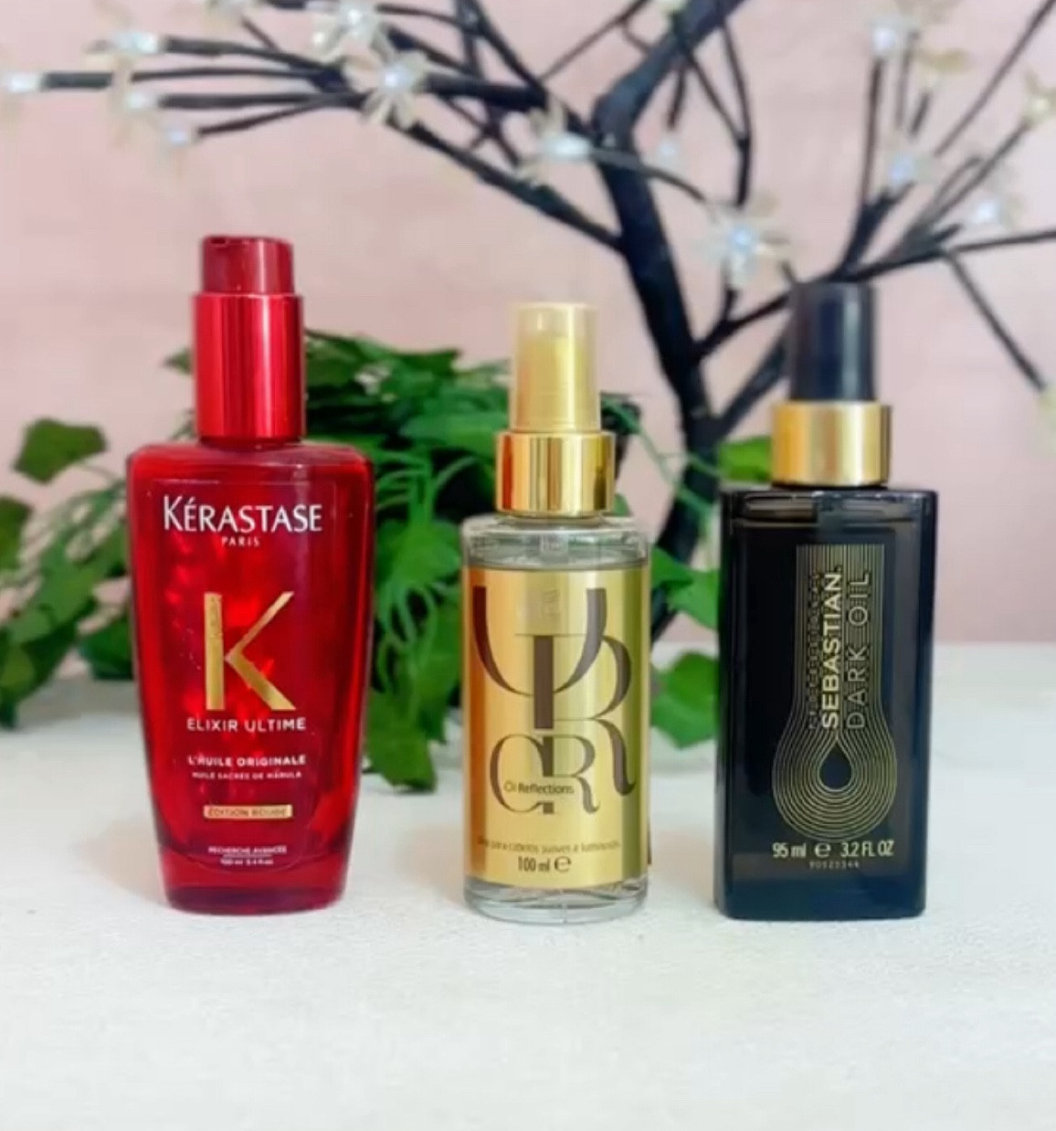 Esses óleos são os mais famosos da internet quando pensamos em óleos capilares! Mas qual deles escolher?

- O Elixir da Kérastase dá bastante brilho aos fios e diminui o frizz, sendo mais indicado para cabelos pouco danificados.
- O Oil Reflections da Wella já entrega um pouco mais de nutrição aos fios então cabelos um pouco mais danificados terão melhores resultados com ele. Mesmo sendo poderoso não pesa nos fios.
- O Sebastian Dark Oil é o mais potente dos três e indico pada cabelos super danificados, elásticos e com corte químico. Por ser potente pode pesar em cabelos finos.

Gosto dos 3 e escolher entre um e outro vai depender do seu tipo de cabelo!

#oleoscapilares #dicasdecabelo 

#LTKbeauty #LTKbrasil