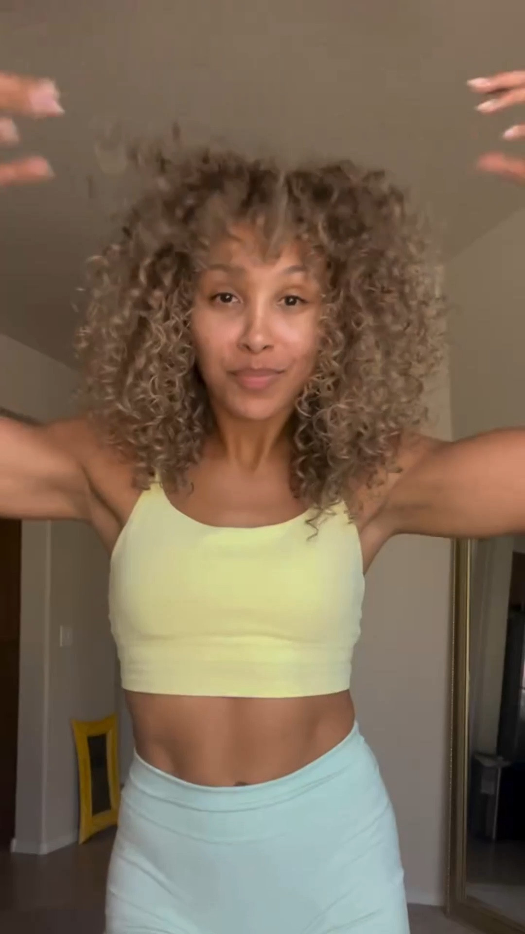 My Apple Watch always asking me if i wanna record the workout 😂

#curlyhairproblems #curlygirl