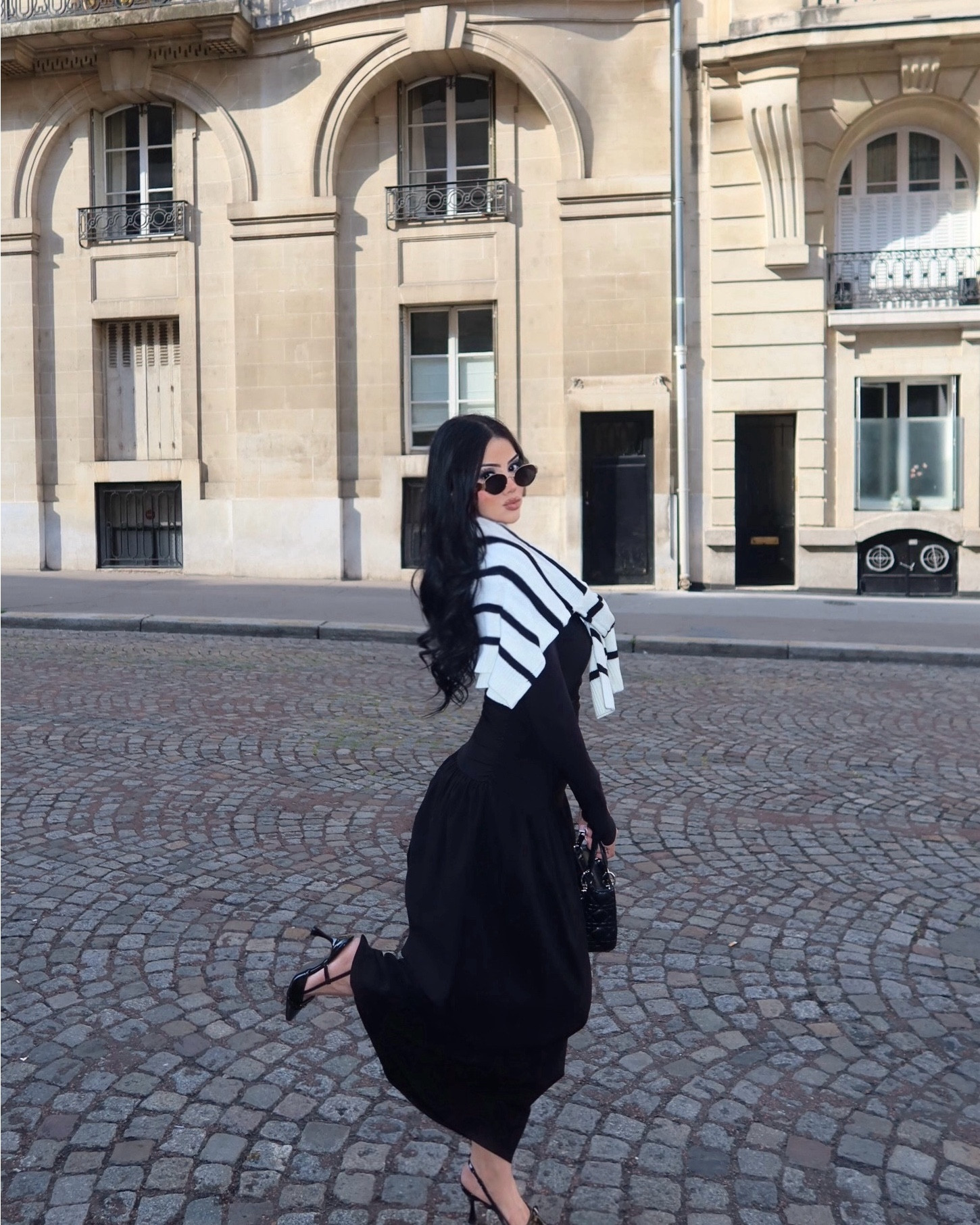 o sleeves were added separately :) 
o sweater link: https://www2.hm.com/en_us/productpage.1263621002.html?utm_source=google&utm_medium=cpc&utm_campaign=mk_us%7Cln_eng%7Cpl_google%7Cct_fm%7Cbu_ladies%7Ckt_gen%7Cbg_performance%7Ccs_fmax%7Cadt_all%7Csp_med%7Cpi_usg06anu3aa214&utm_term=&gad_source=1&gad_campaignid=21340307209&gbraid=0AAAAADvrmzS43Js-WOplkZ_6bRpDN0s5q&gclid=Cj0KCQjwtMHEBhC-ARIsABua5iT-A-qvcOuFEDl9Gi36MORstOc4ysnRIrvb1kOiysUliv7E3_yW0cMaAvsMEALw_wcB
