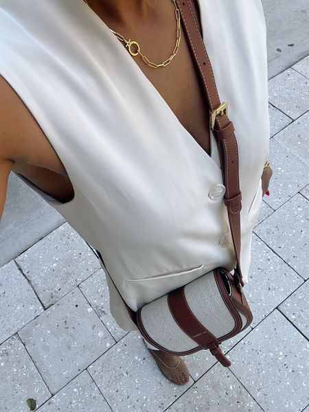 Love the size of the bag. Perfect for spring/ summer .