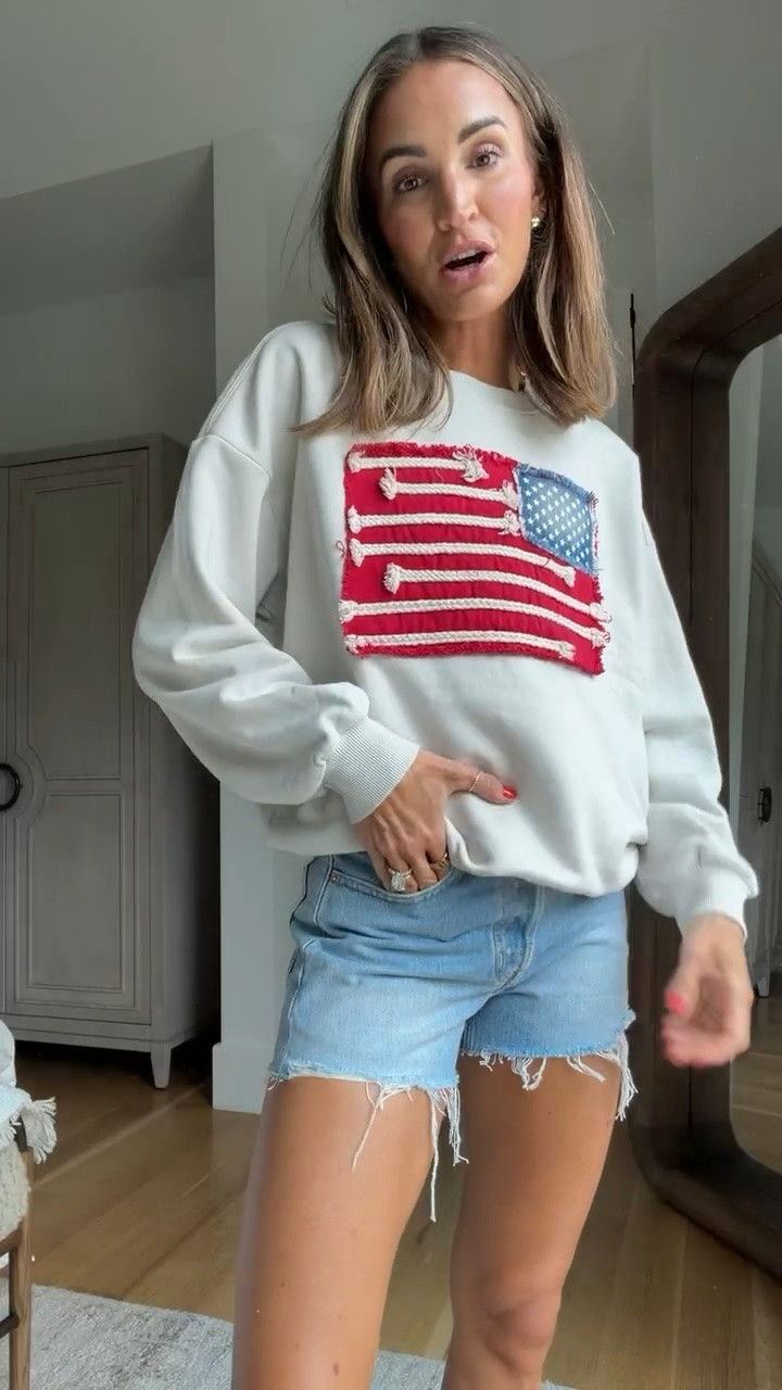 Dyinggg over this American flag sweatshirt 😍 SO cute and cozy! 🇺🇸runs a tiny bit oversized