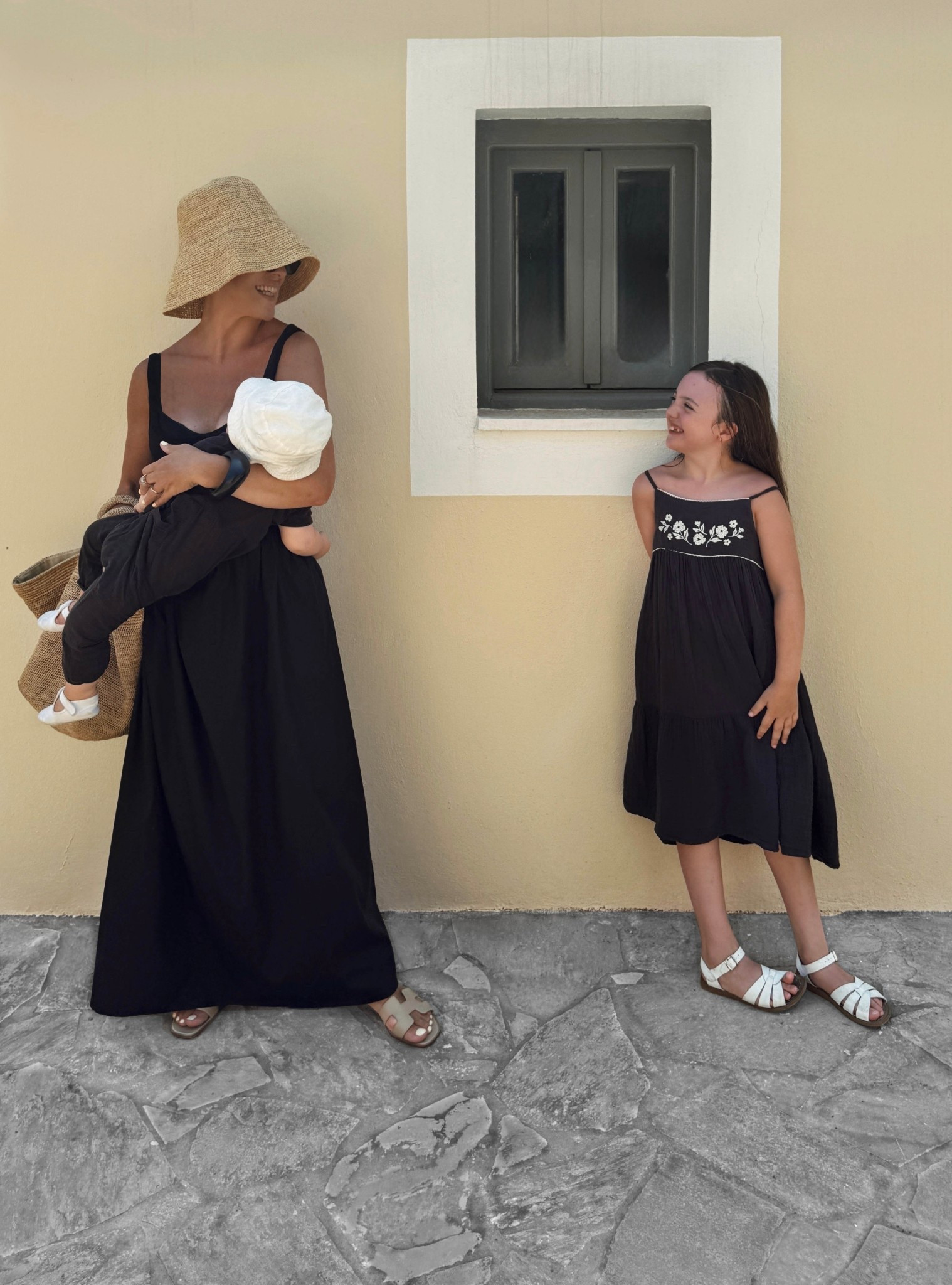 Hands full, heart fuller 👧🏻👶🏼

—————————————————————

Con las manos llenas y el corazón más 👧🏻👶🏼

