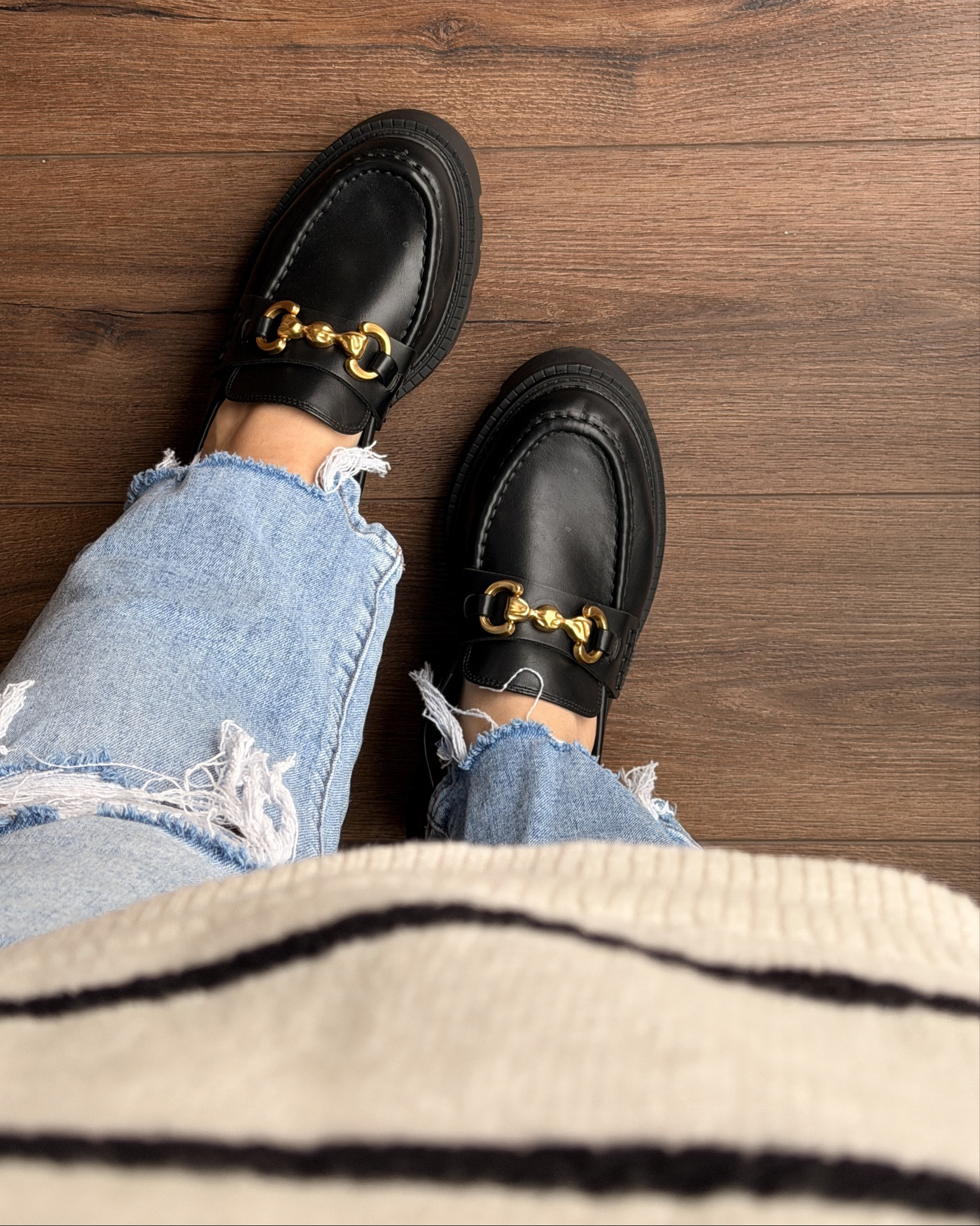 The CUTEST and most comfortable loafers, btw. 💛

The first link is regular width and the second is wide width! 

#loafers #blackloafers #wideloafers #wideshoes #leatherloafers #shoe #shoes #comfortableloafers #comfortableshoes

#LTKFindsUnder100 #LTKFindsUnder50 #LTKWorkwear
