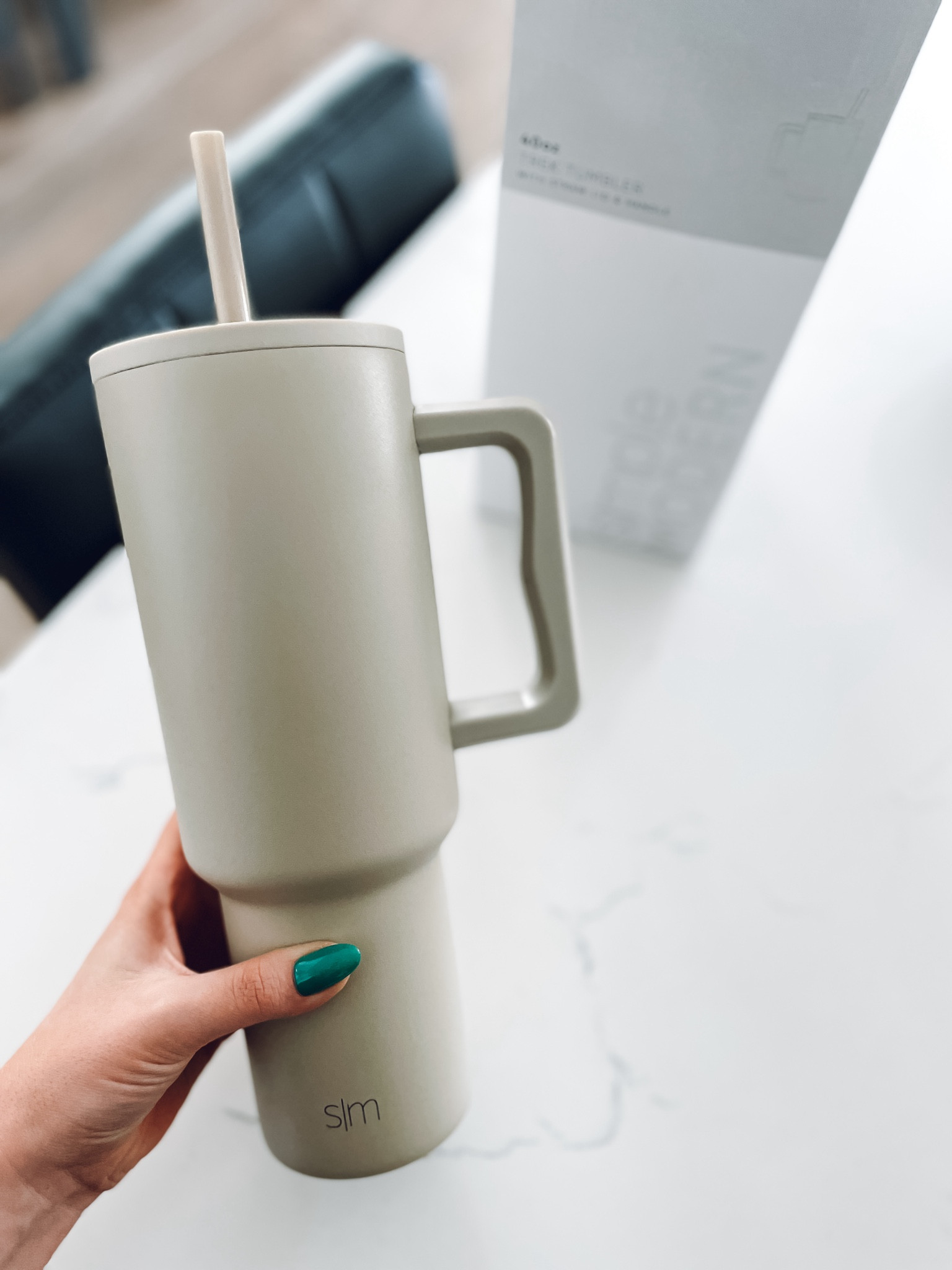 love the minimalist and slim design of this water bottle tumbler with lid and straw! plus the price is amazing!! comes in more colors! 

#LTKfindsunder100 #LTKover40 #LTKfindsunder50