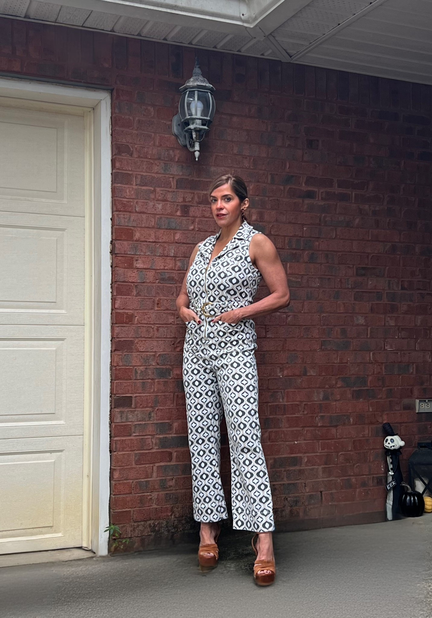 ✨No tricks, just chic✨
Serving retro glam energy while everyone else is chasing costumes 🎃💋
Who says you can’t turn your driveway into a runway?

#OOTD #FallFashion #RetroVibes #StyleDiaries #HalloweenChic #PowerLook #EffortlessElegance #PatternPlay #StyleInspo #FashionForward #BossEnergy #ModernMuse #SleekAndChic

#LTKSeasonal #LTKHalloween #LTKStyleTip