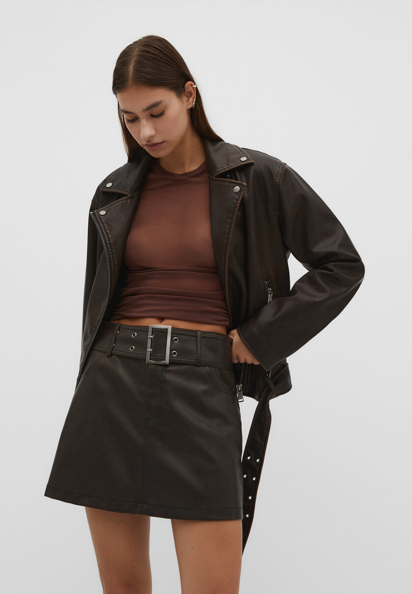 Minirok met leereffect en riem | Stradivarius (NL)