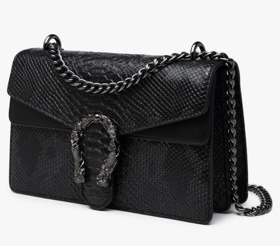 Crossbody bag for under $30 #fashion #purse #datenight #party #affordable #amazon 

#LTKFindsUnder50