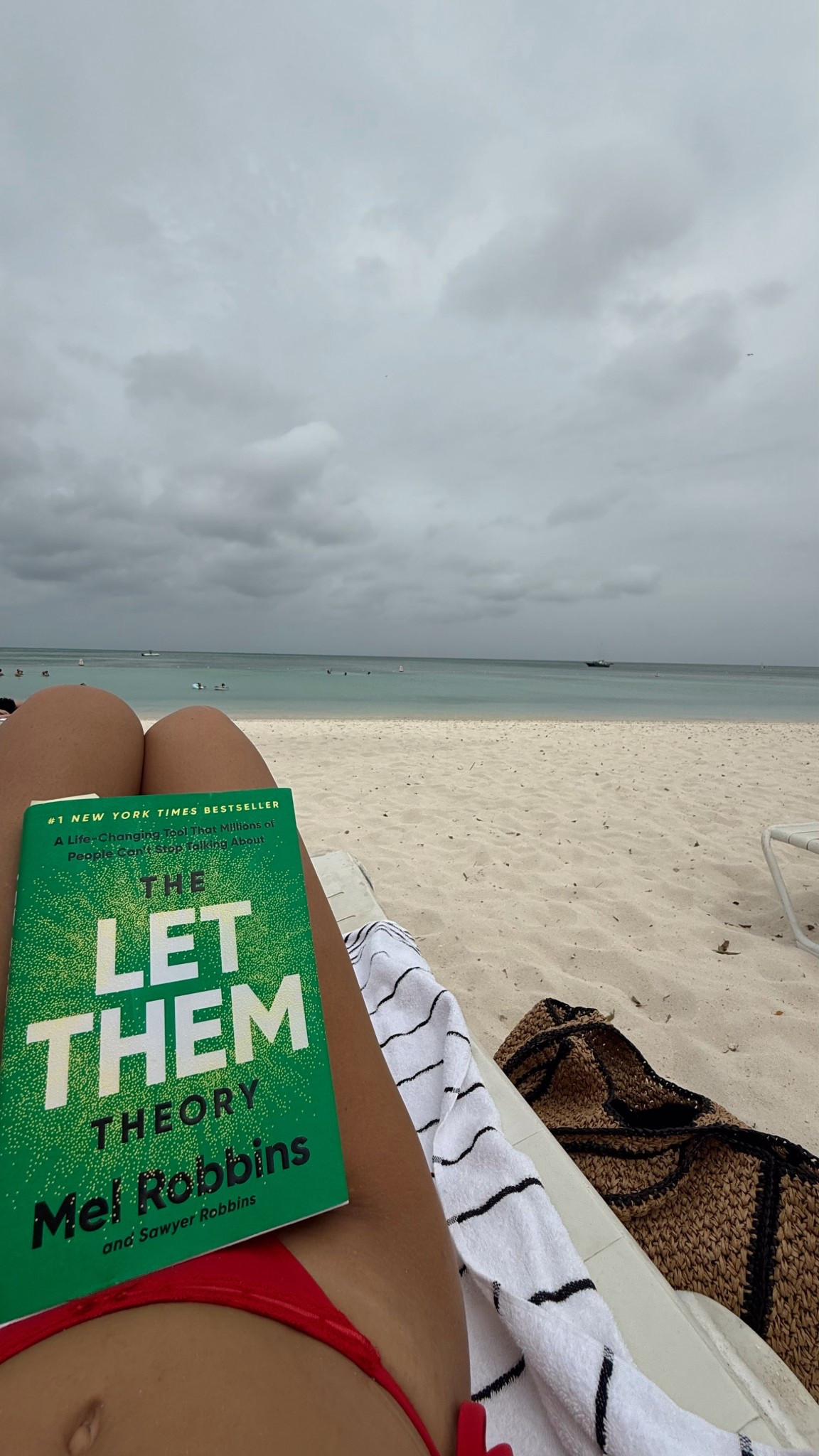 book club 📚#melrobins #aritzia #aruba 

Beach bag - aritzia 
Bikini - frankie’s x vs 