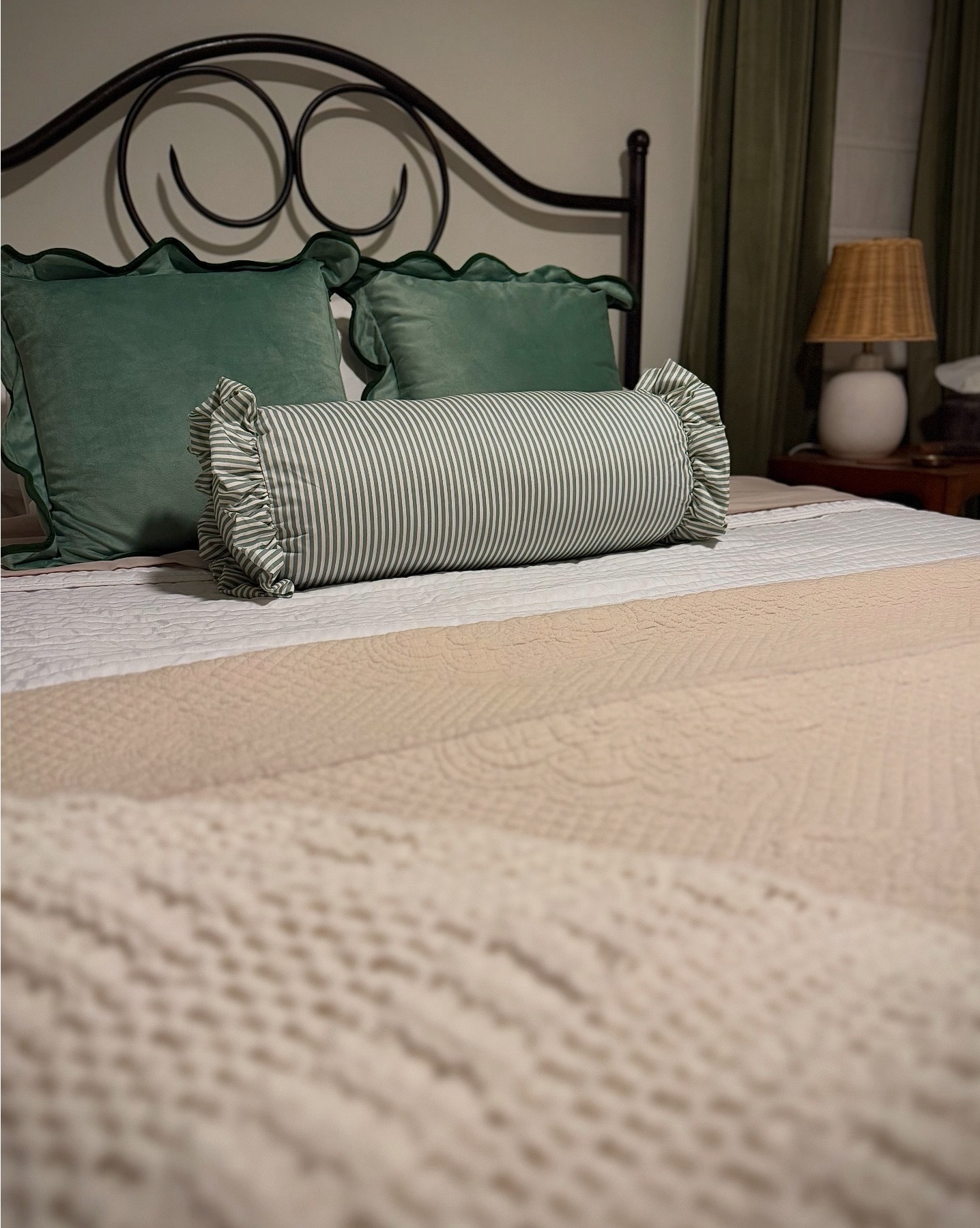 Cozy cottage guest room design! 