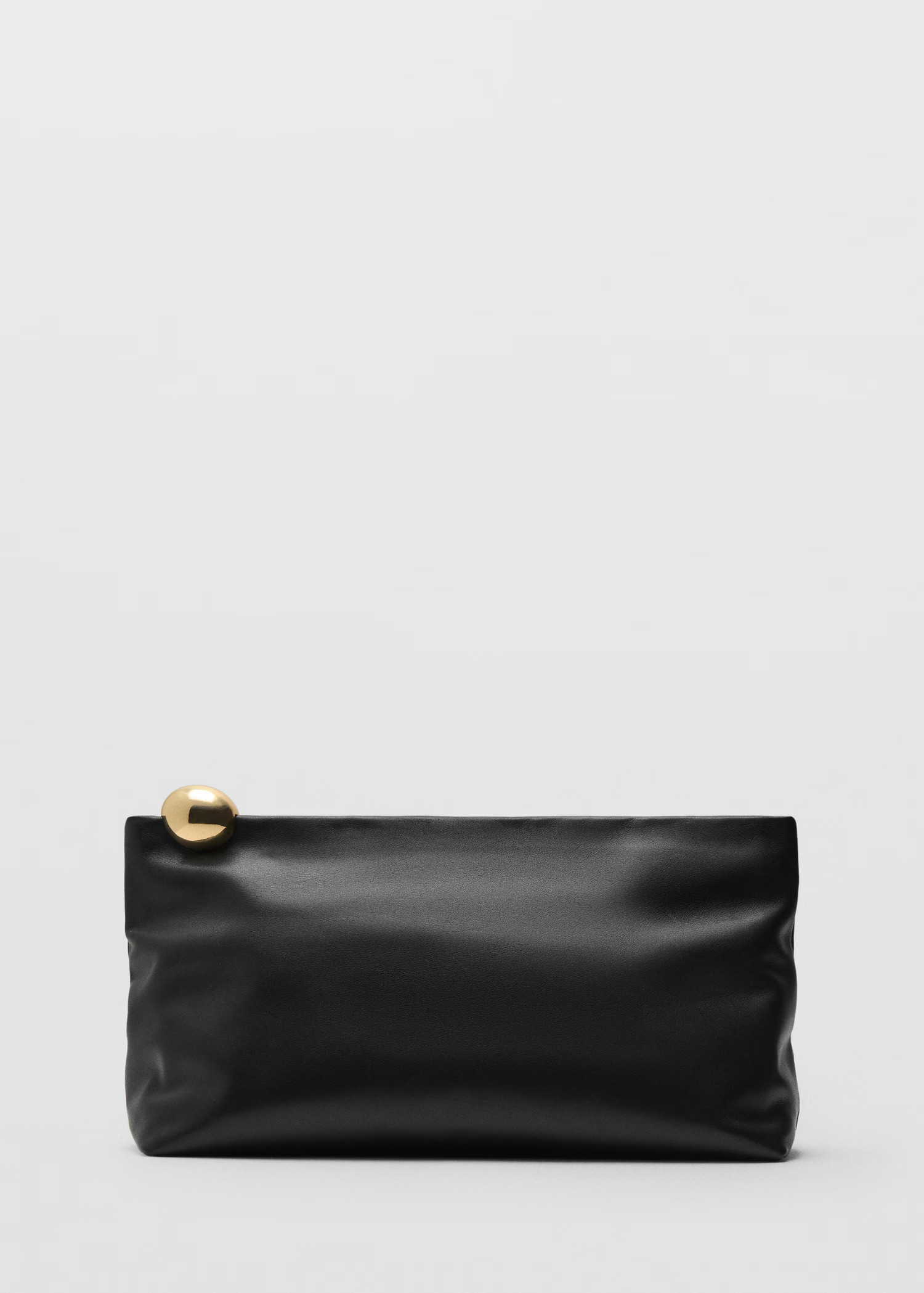 Sac enveloppe cuir détail métallique - Femme | MANGO France métropolitaine | Mango EU