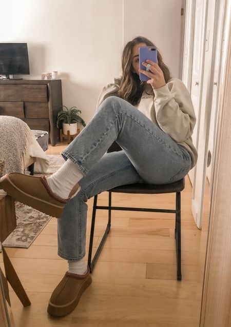Styling Ugg tazz slippers! “This is me trying” Taylor swift sweatshirt and the best Abercrombie jeans ever! Perfect cozy winter outfit 🤍❄️

Follow my shop @lexiechilders on the @shop.LTK app to shop this post and get my exclusive app-only content!


#LTKSeasonal #LTKshoecrush #LTKstyletip