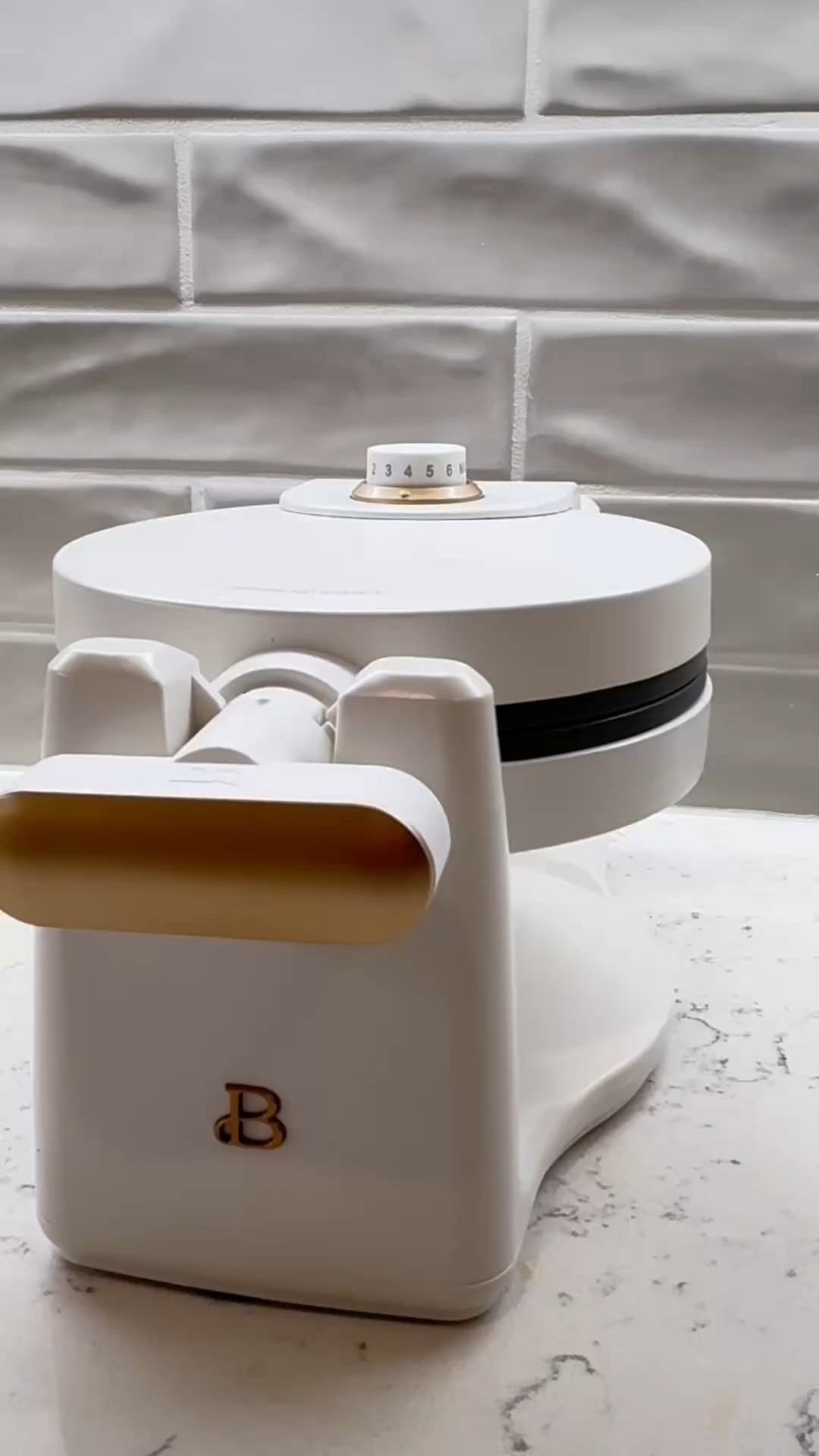 white and gold waffle maker!!🧇☁️ 