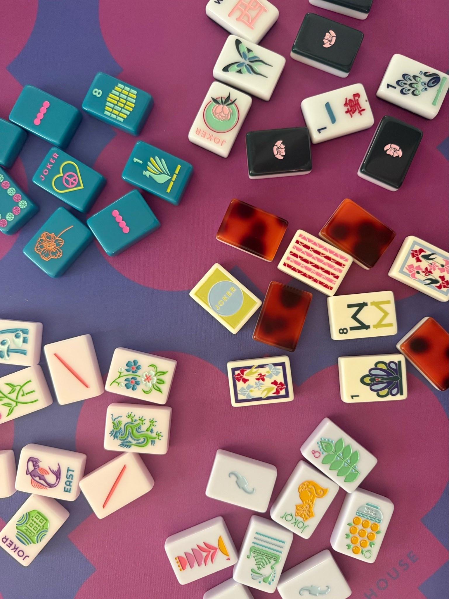 Okay this mat may be the sneaky MVP of my collection 🀄️💜

The colors somehow work with EVERYTHING…bold tiles, traditional tiles, playful sets, modern sets…all of them. One of those rare mats that completely changes depending on what tiles you pair with it. #mahjong #themahjonghouse @themahjonghouse

#LTKHome #LTKOver40