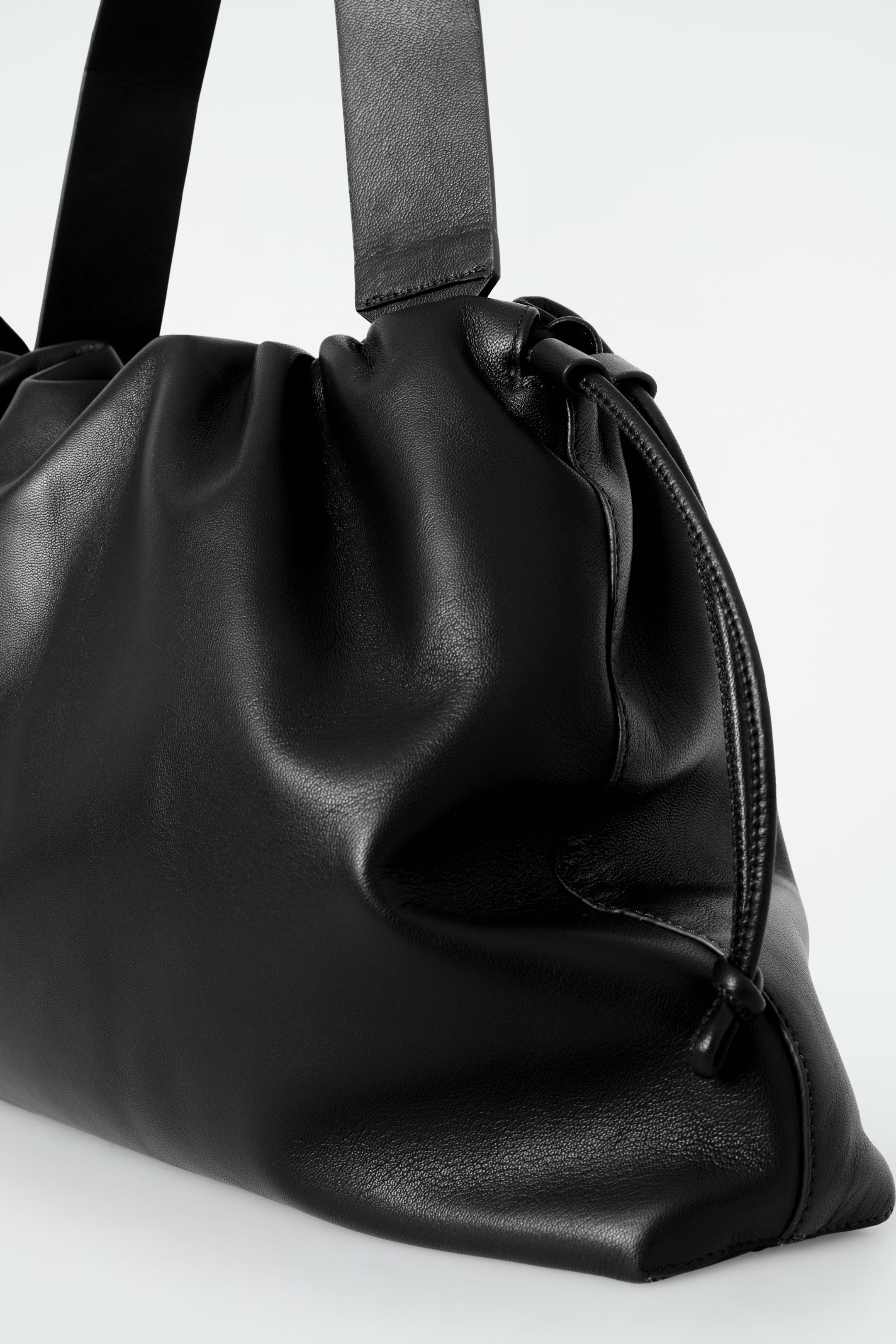 CAVATELLI CLUTCH BAG - LEATHER - BLACK | COS | COS (EU)