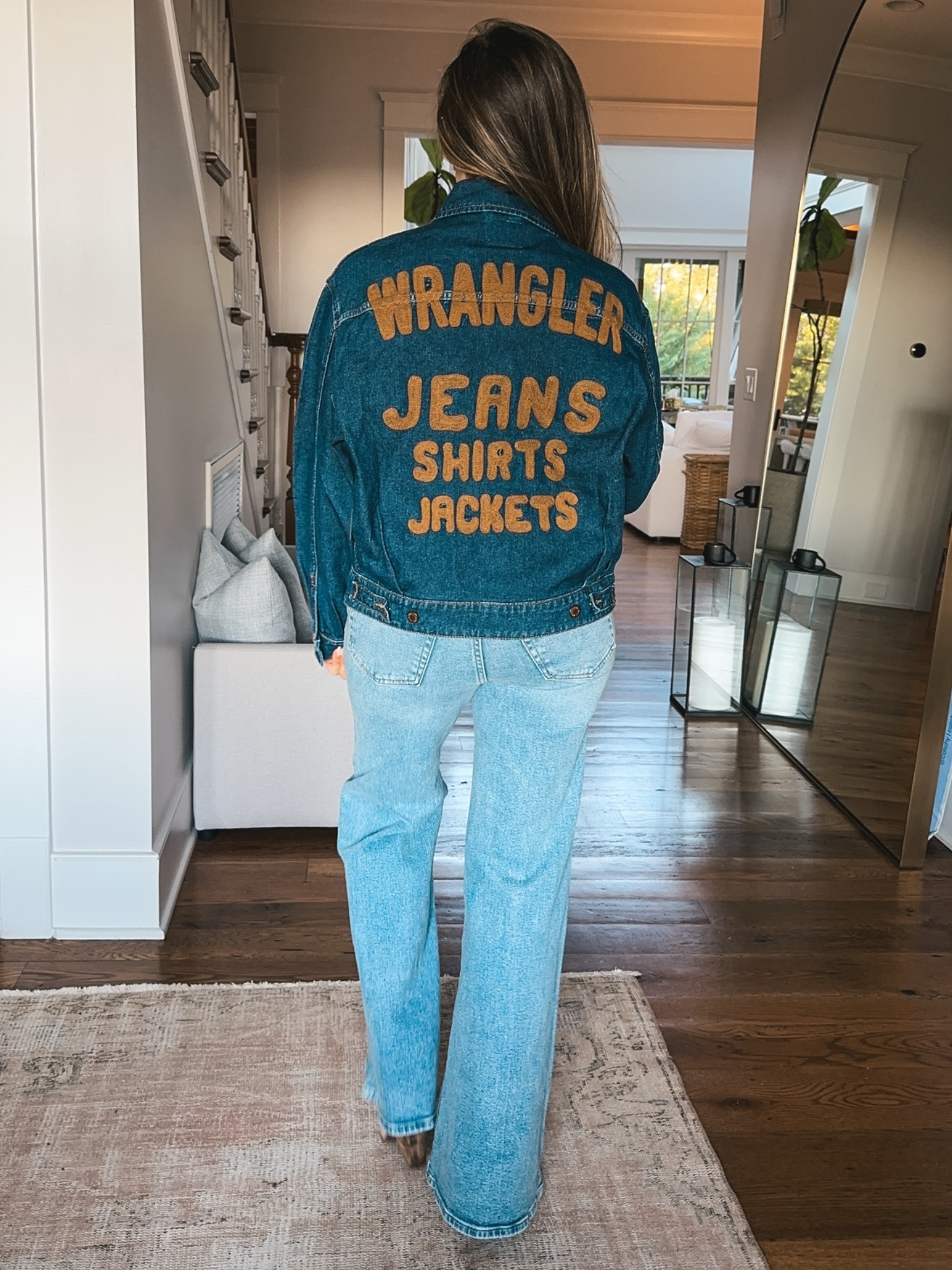Cutest graphic denim jacket for fall 💙