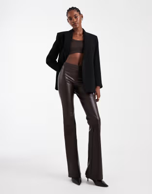 ONLY Tall - Flared broek van imitatieleer in bruin | ASOS (Global)