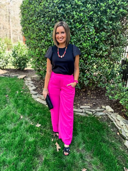 My Old Navy top and pants are both 40% off today! Both run true to size and wearing a medium in each.

Use code SOUTHERNSTYLE to save on my watch band 



#LTKsalealert #LTKfindsunder50 #LTKover40