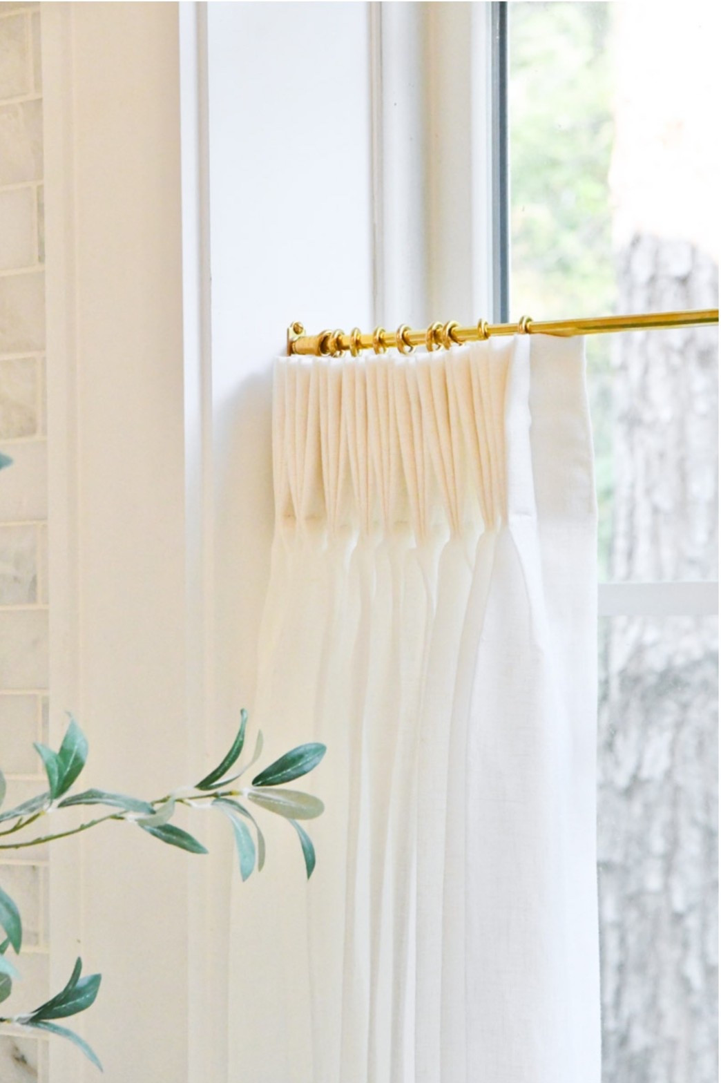 Curtain hardware
Cafe curtain rod and clips in gold

#LTKHome