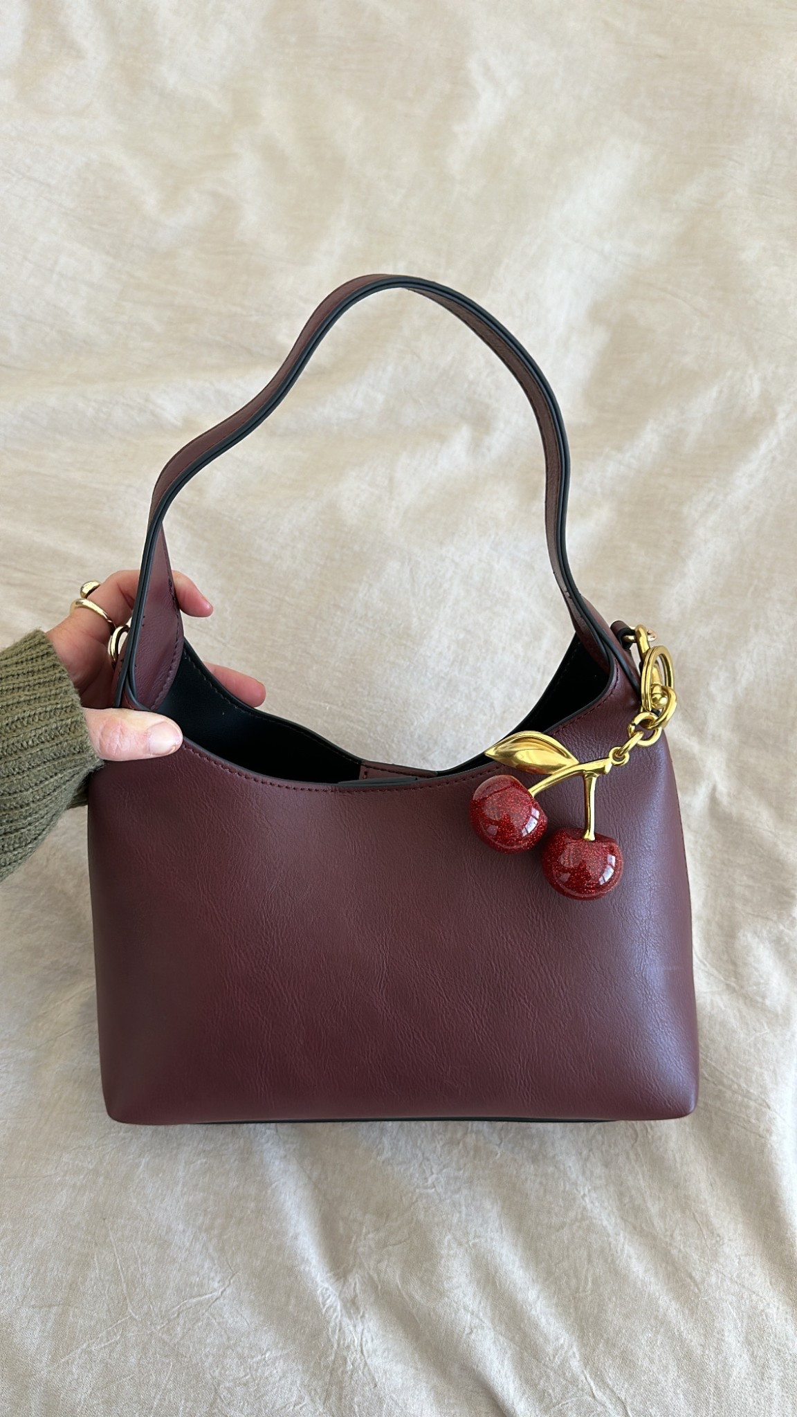 Amazon handbag with cherry charm on deal 


#LTKItBag #LTKSaleAlert #LTKFindsUnder50