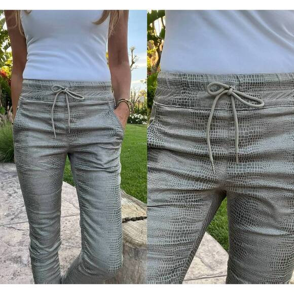 NEW BEVY FLOG shely pant in green snake | Poshmark