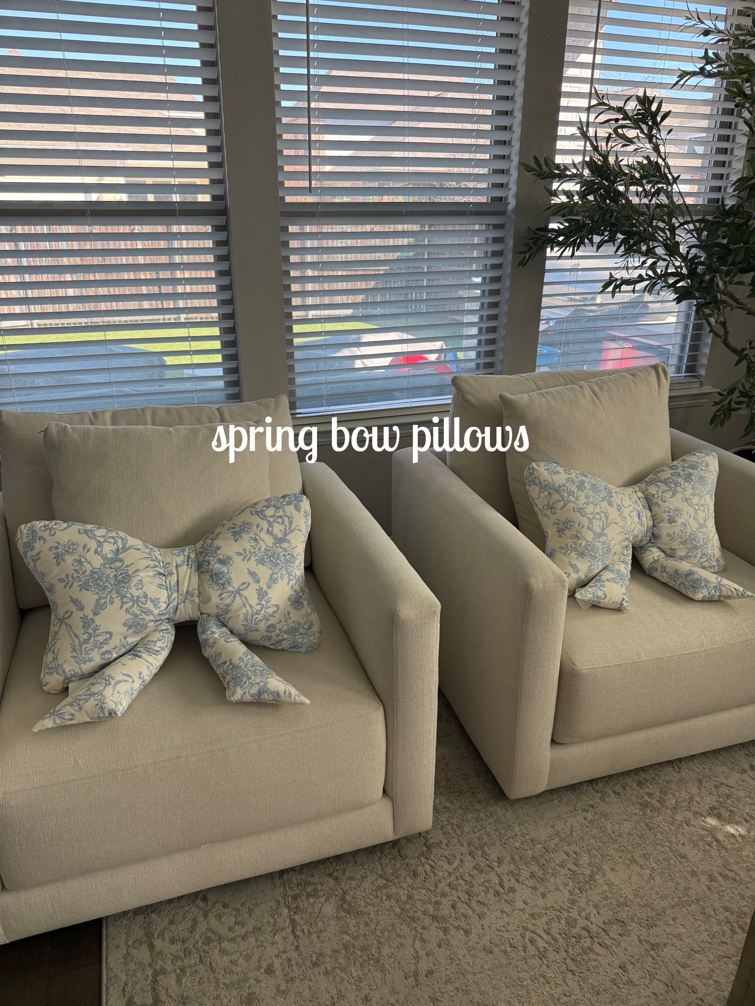 Spring bow pillows! I love the pattern


Spring decor, spring pillow, bow pillow, bow decor, easter

#LTKHome #LTKSeasonal