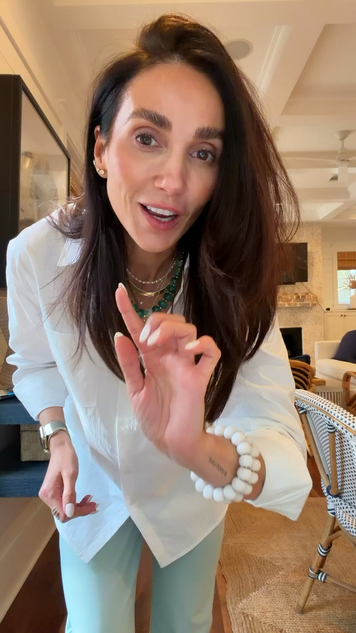 This top is one of those pieces you’ll wear on repeat 🤍 so easy to style and looks way more elevated than it is

Top 30% off size XS, pants 35% off 0

white button down, everyday outfit, casual chic, wardrobe staple, on sale finds, annabrstyle

#LTKOver40 #LTKmomlife #LTKootd