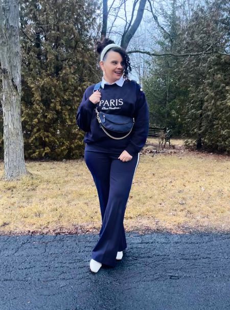 Keeping it casual in these super cute ponte pants from @lovechicos a great match to this gorgeous Paris sweatshirt. It was a bun type of day because some days are just like that! I will link this look along with sim pieces. 
#fashionista #casuallooks #midsizefashion #lovechicos #fashionover40 #over50style #weekendlook 