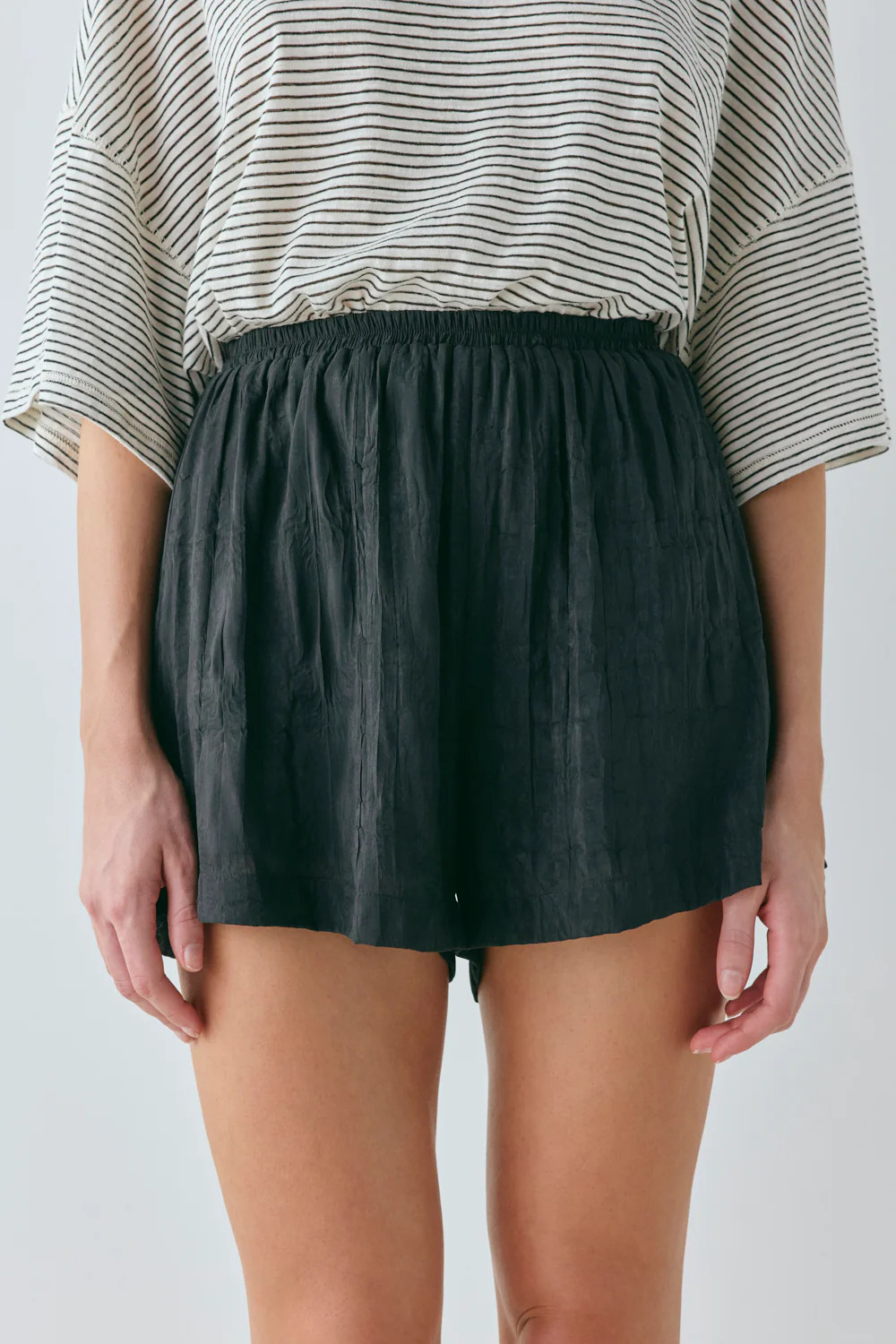 Annika Shorts Crinkle Black | VRG Grl