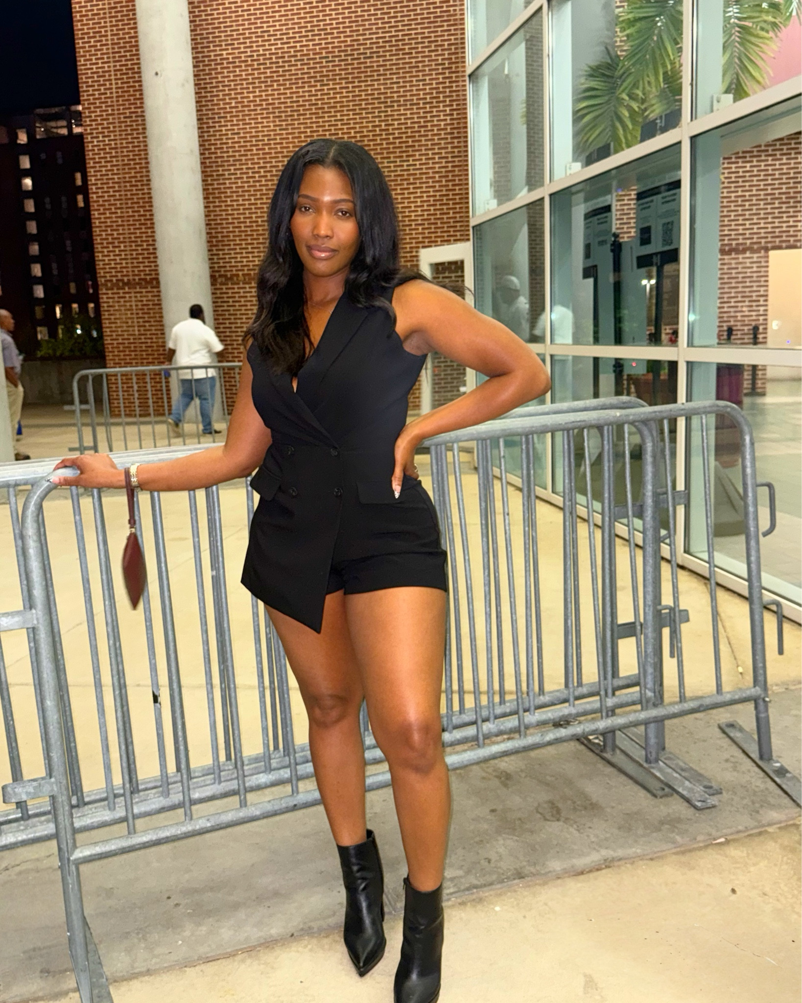 All black for the concert is my vibe 🖤
I got this is a size small 🫶🏽