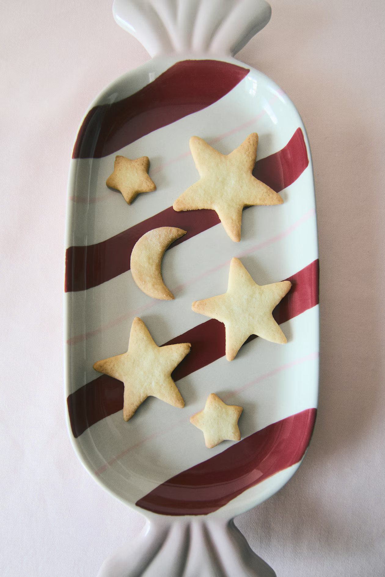 Red/wrapped candy Decorative Stoneware Serving Plate at H&M Home | H&M CA | H&M (US + CA)