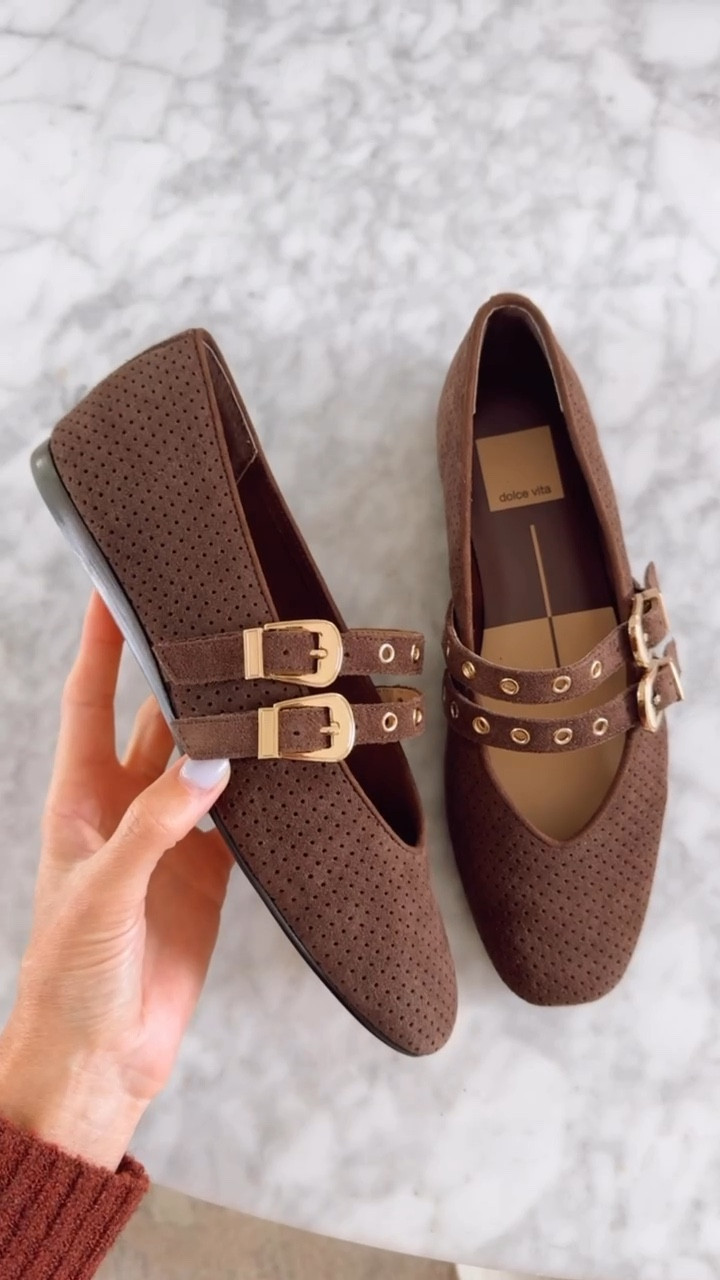 This color is so good! I got these flats in the spring in a light color, so I was so excited to get these in a darker color for fall! 

Loverly Grey, Nordstrom, ballet flats, fall shoes

#LTKStyleTip #LTKSeasonal #LTKShoeCrush