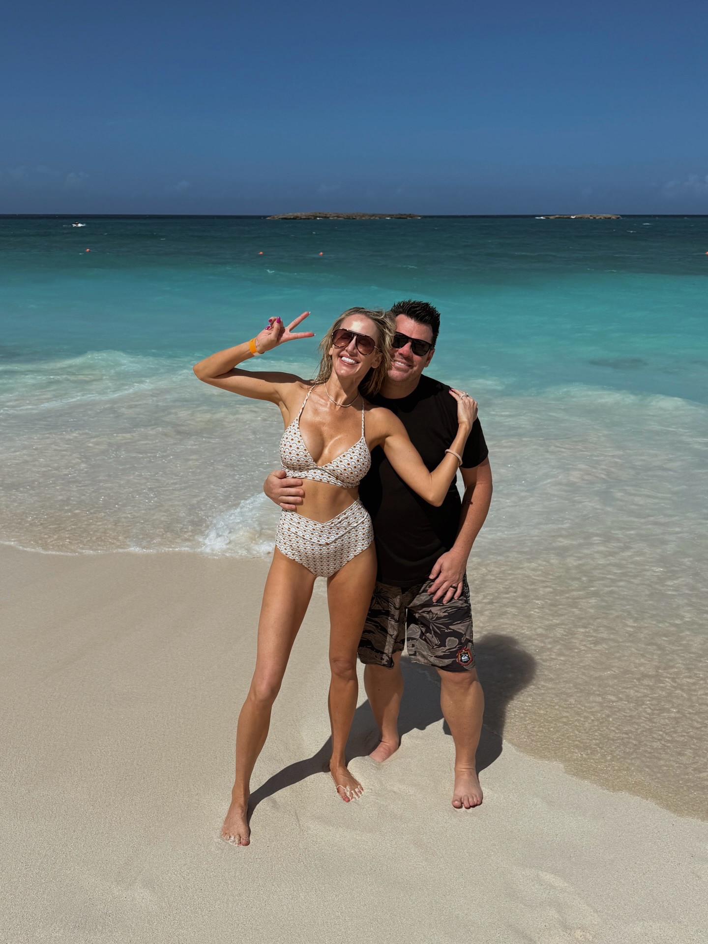 Photos taken within seconds of each other but the husband still made time to do what husbands do ✋🏼🍈🙃