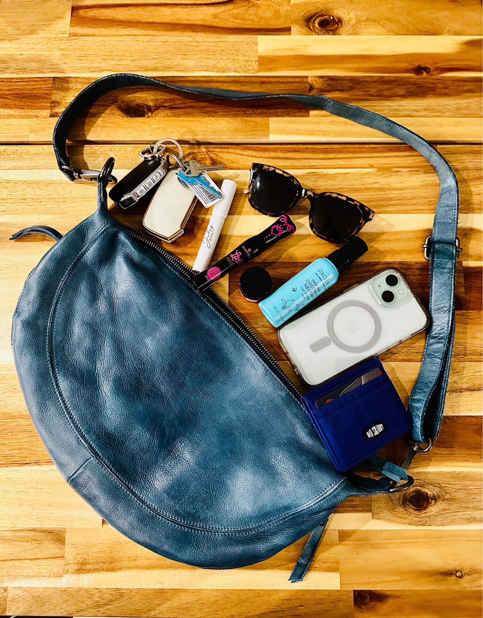 Some might wonder why I am posting so many bags this week…well I just did a major bag destash so that I could try a few new ones including this stunning Callie by Latico Leathers. It’s so soft so slouchy and the color is just gorgeous! 

#LTKWorkwear #LTKItBag #LTKOver40