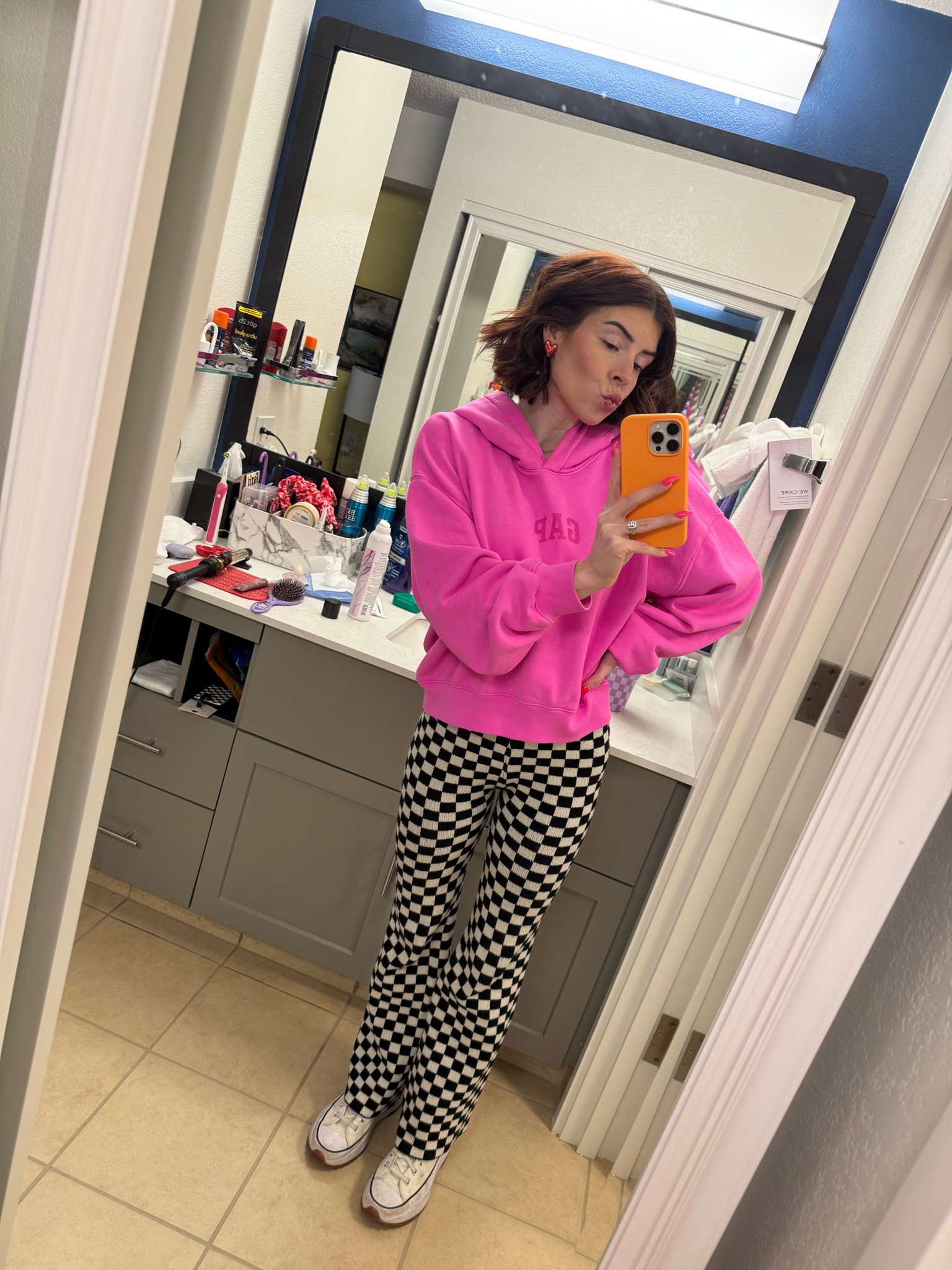 Vday vibes❤️‍🔥❤️‍🔥❤️‍🔥
Hoodie: Small
Pants are old

#LTKSeasonal #LTKTravel #LTKFindsUnder100
