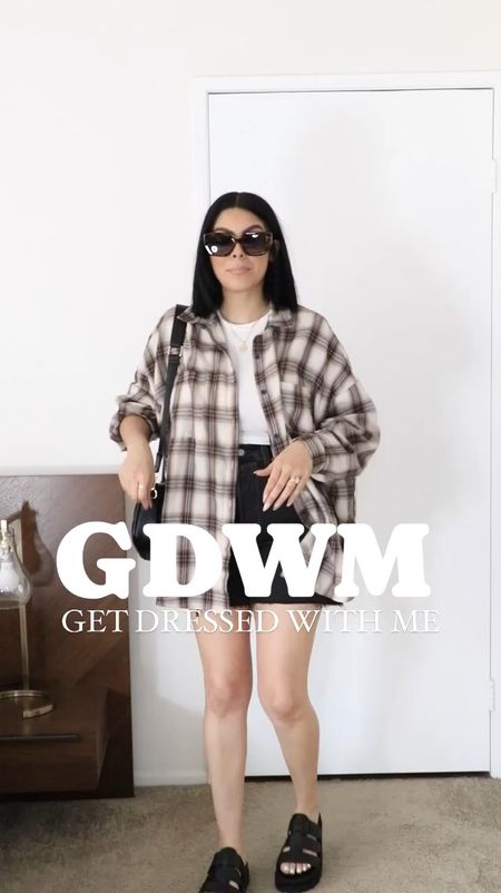 GDWM Get Dressed with Me ✨
Oversized flannel button-down 
Levi’s 501 jeans shorts 
Cropped white tank
Platform, leather sandals 
Gold necklace 
Chunky sunglasses 
Chevron leather purse



#LTKVideo #LTKFestival #LTKSeasonal