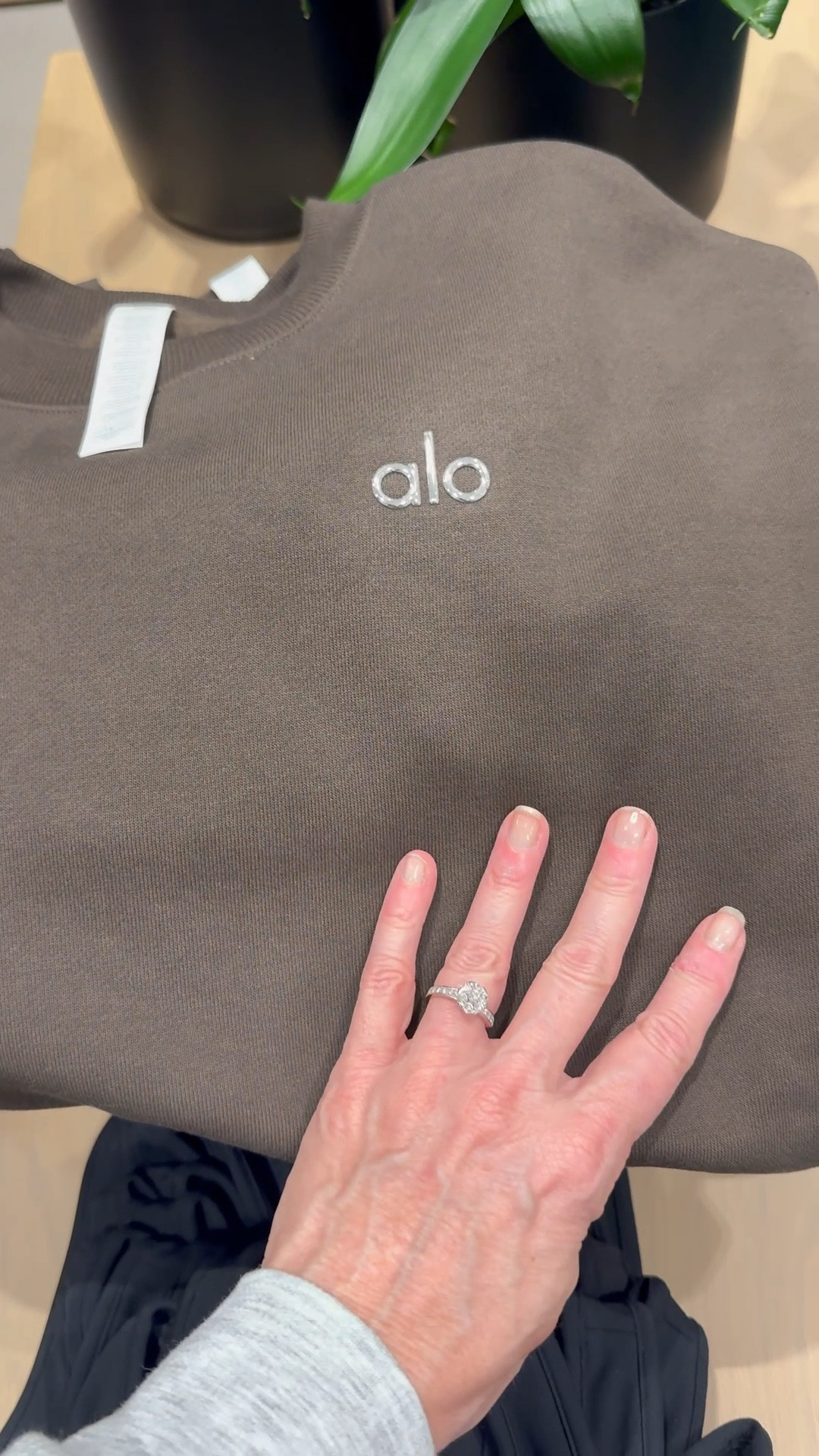 Alo sweatshirt and sweatpants in a nice chocolate brown color. 

#LTKfitnessgoals #LTKMidsize #LTKActive