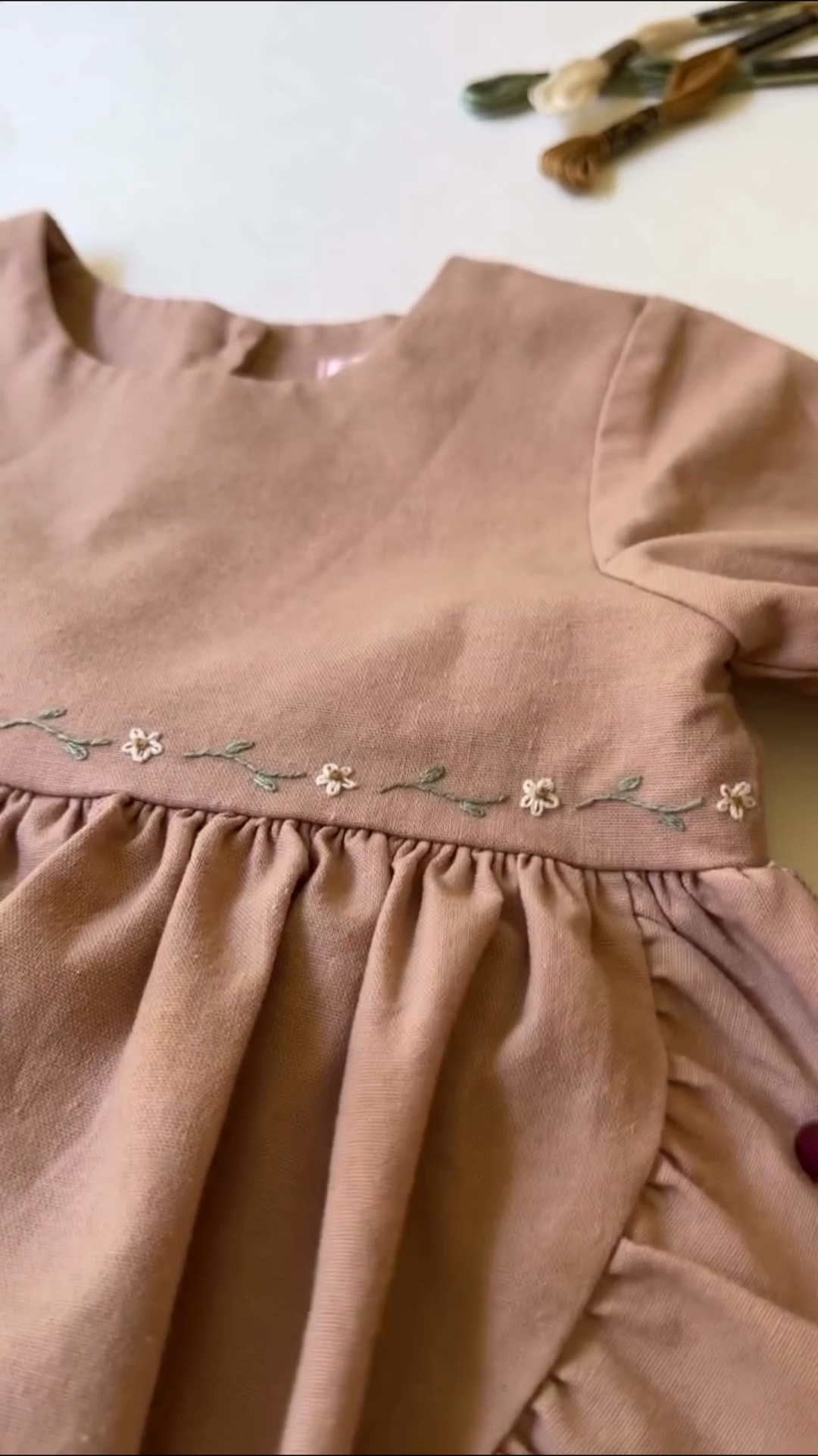 ⭐️ you want to do a quick project that’s not too overwhelming? This simple floral design does not take long at all 🤌🏼 so dainty and cute 