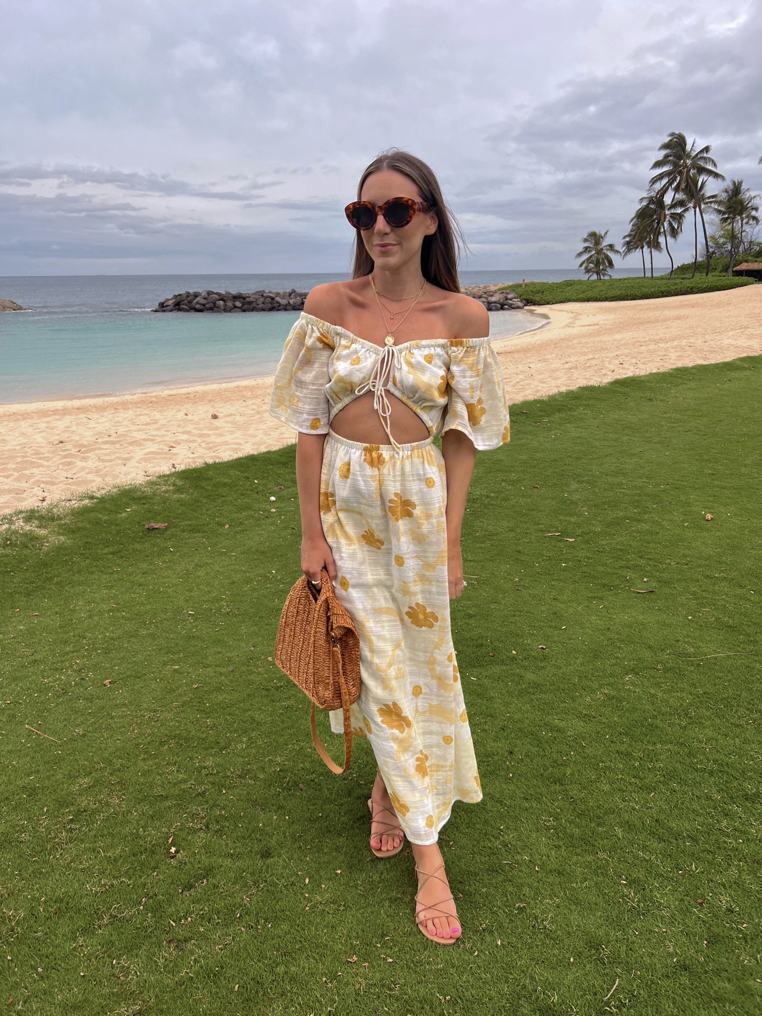 Last night in Hawaii🌸 I wore the prettiest midi dress!

Floral midi dress / vacation dress / beach  

#LTKstyletip