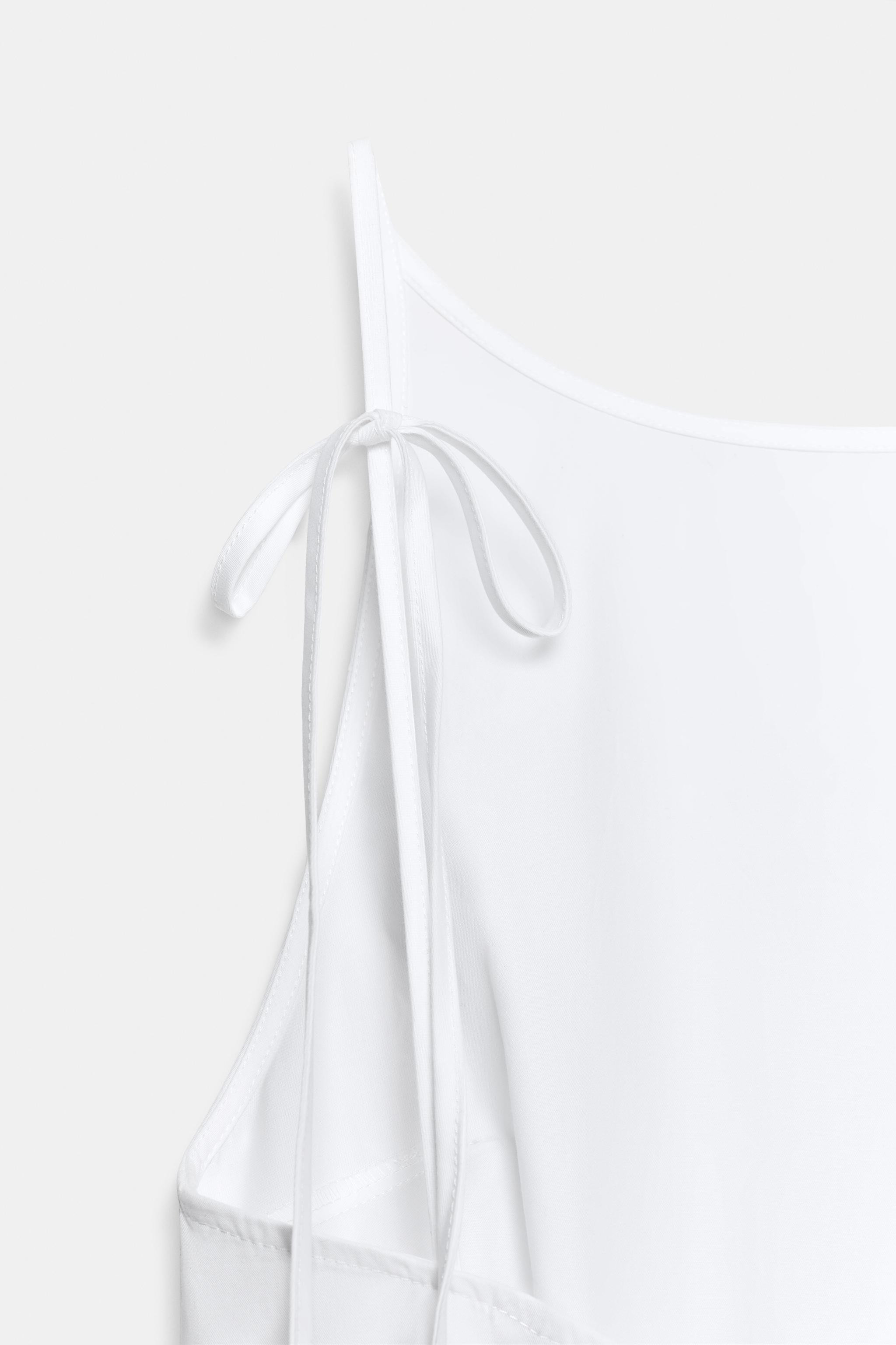 Midikleid mit geradem Ausschnitt und schmalen Tr\u00e4gern. Saum mit Volumen. Verdeckter Rei\u00d... | Zara DE