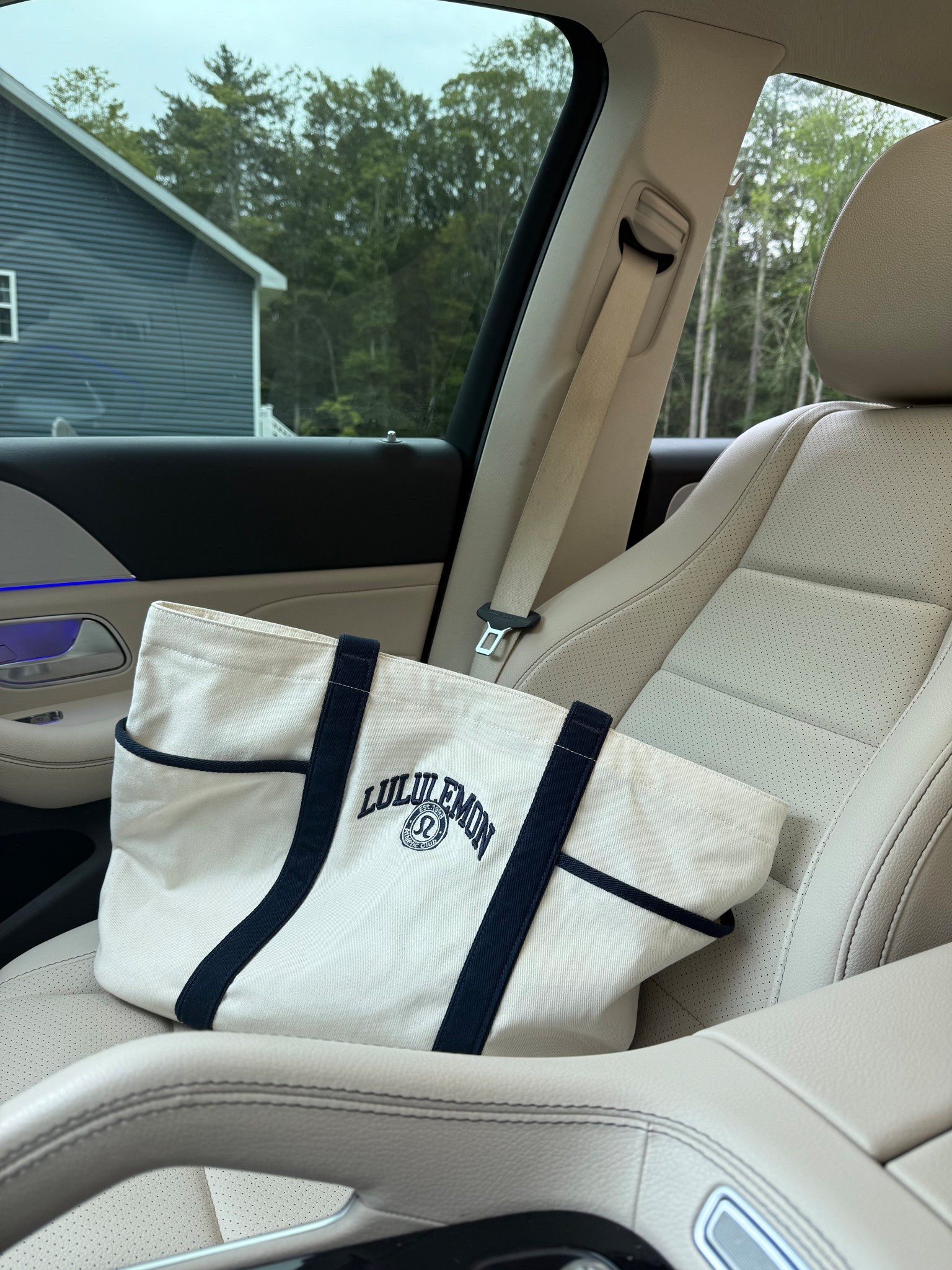 The cutest Lululemon canvas tote bag 🏃‍♀️👟🧘‍♀️