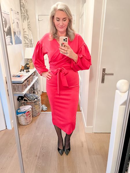 Outfits of the week 

Ready for Valentines dinner ❤️ and I went for a tall hot pink surplice front dress instead of red. Paired with tights and pointy toe pumps. 



#LTKstyletip #LTKeurope #LTKSeasonal