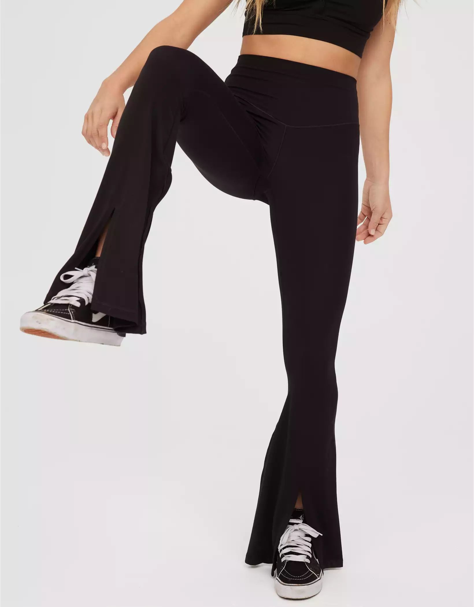 Melrose is  5' 7.5"(1.71 m), wearing size small | American Eagle Outfitters (US & CA)