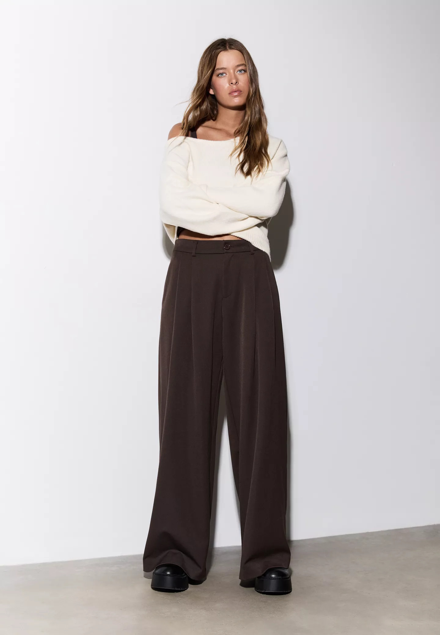 Wide leg smart trousers with darts - Women's Latest trends | Stradivarius United Kingdom | Stradivarius (UK)
