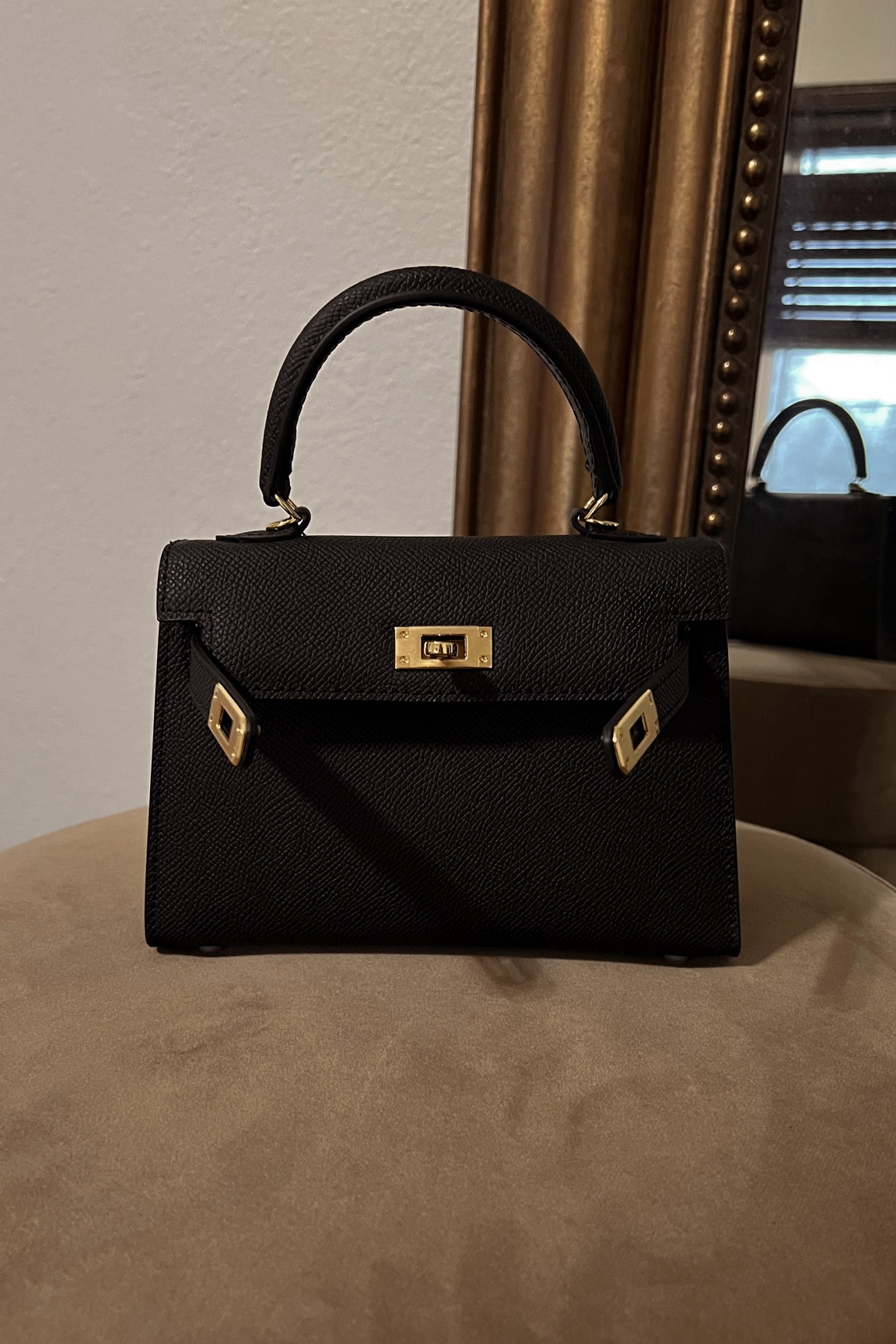 🤎🖤 would be a great gift for valentines! 🛍️👛
#lilyandbean #lily&bean #hermesdupe #kellydupe #cutepurse #valentinesgiftforher #valentinesgift #ottoman #brownottoman #sidestool #arhaus #arhausmirror #grandmirror 

Follow my shop @sav_harris on the @shop.LTK app to shop this post and get my exclusive app-only content!

#liketkit #LTKitbag #LTKhome #LTKstyletip
@shop.ltk
https://liketk.it/40Uft